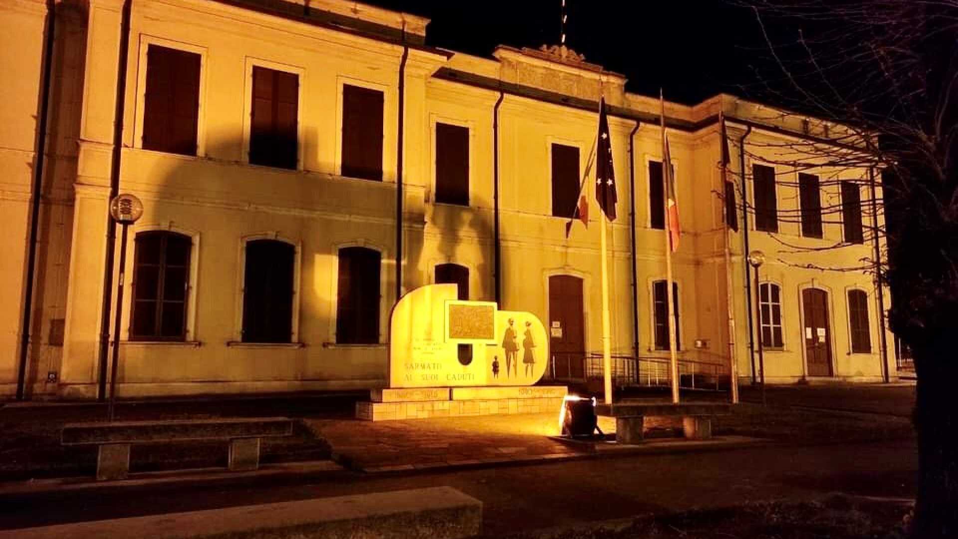 Campagna endometriosi, anche a Sarmato il monumento si tinge di giallo