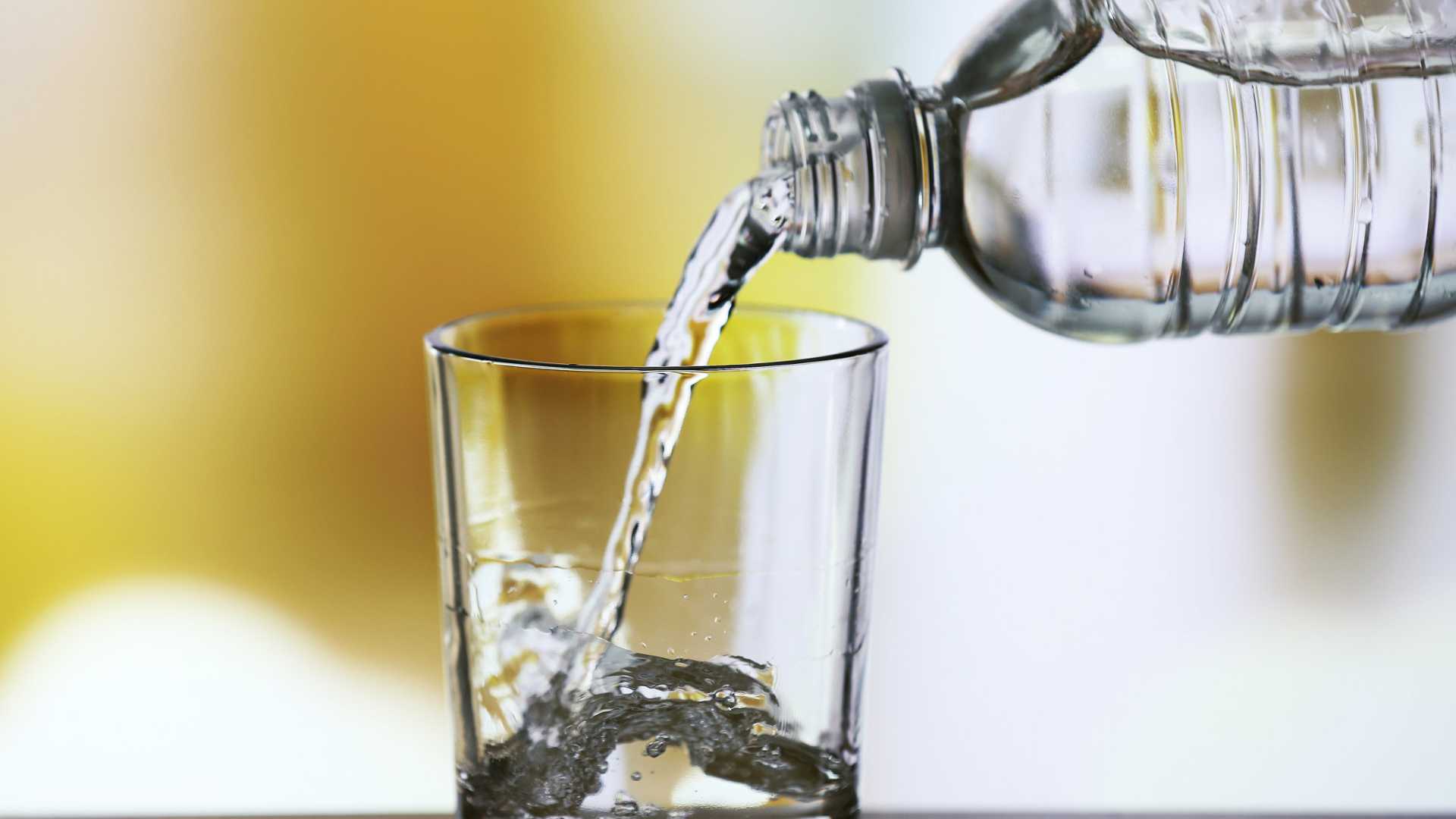L’acqua in bottiglia consuma 3.500 volte più risorse di quella a rubinetto