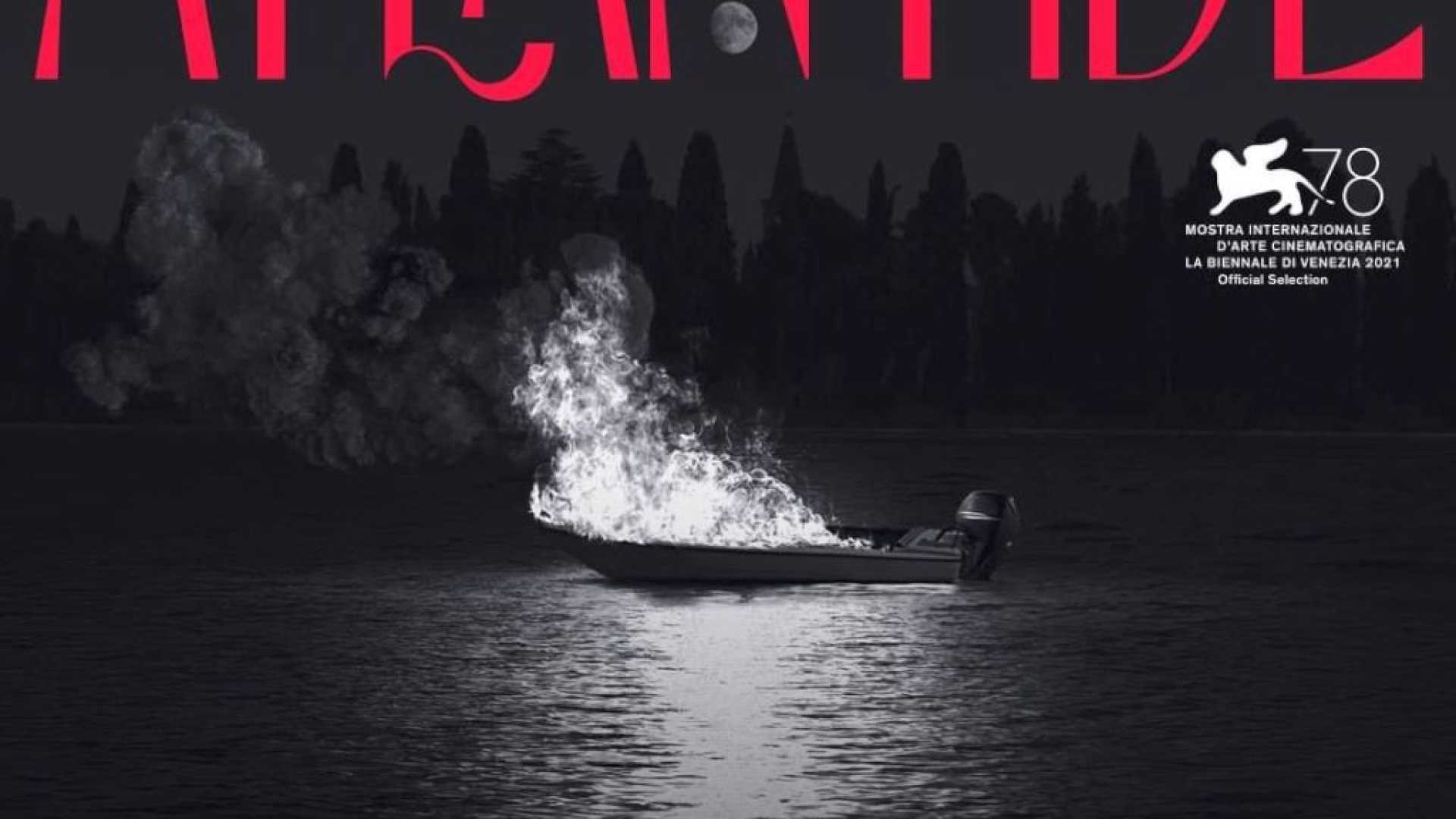 “Atlantide” è un film d’acqua di corpi di musica, colore e solitudine
