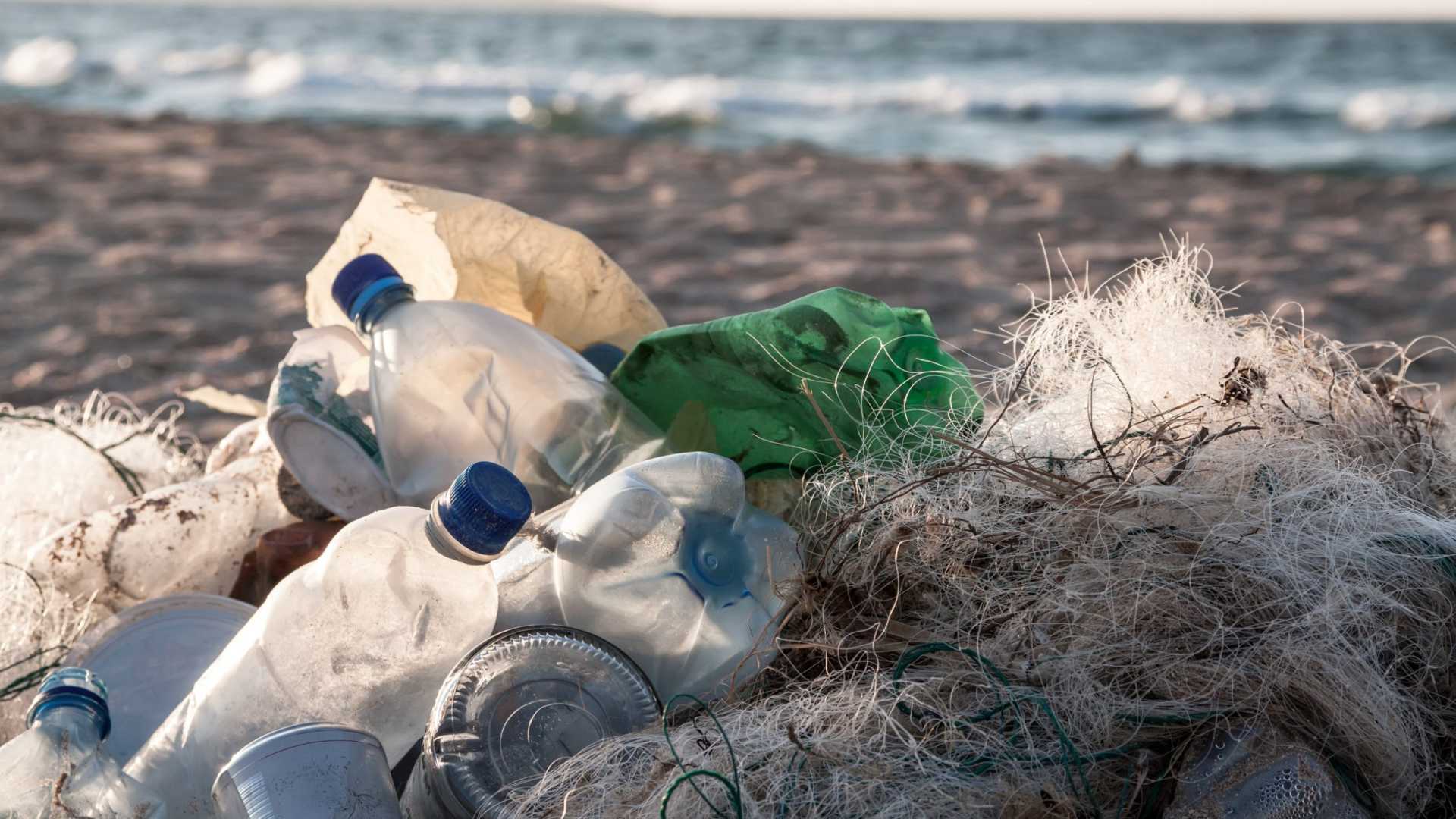 La plastica comporta un "costo sociale" di 3.700 miliardi di dollari ogni anno