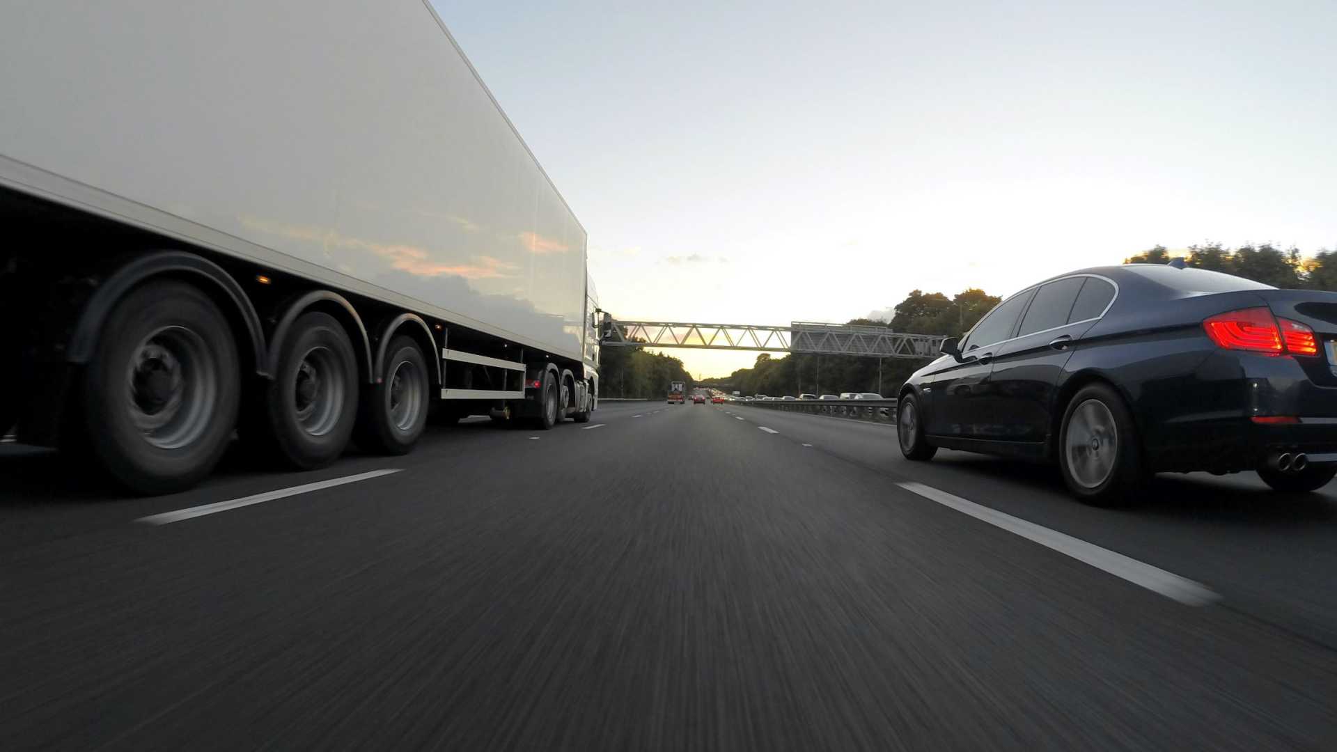 Le autostrade “intelligenti”, mezzi connessi tra loro e tir che si guidano da soli