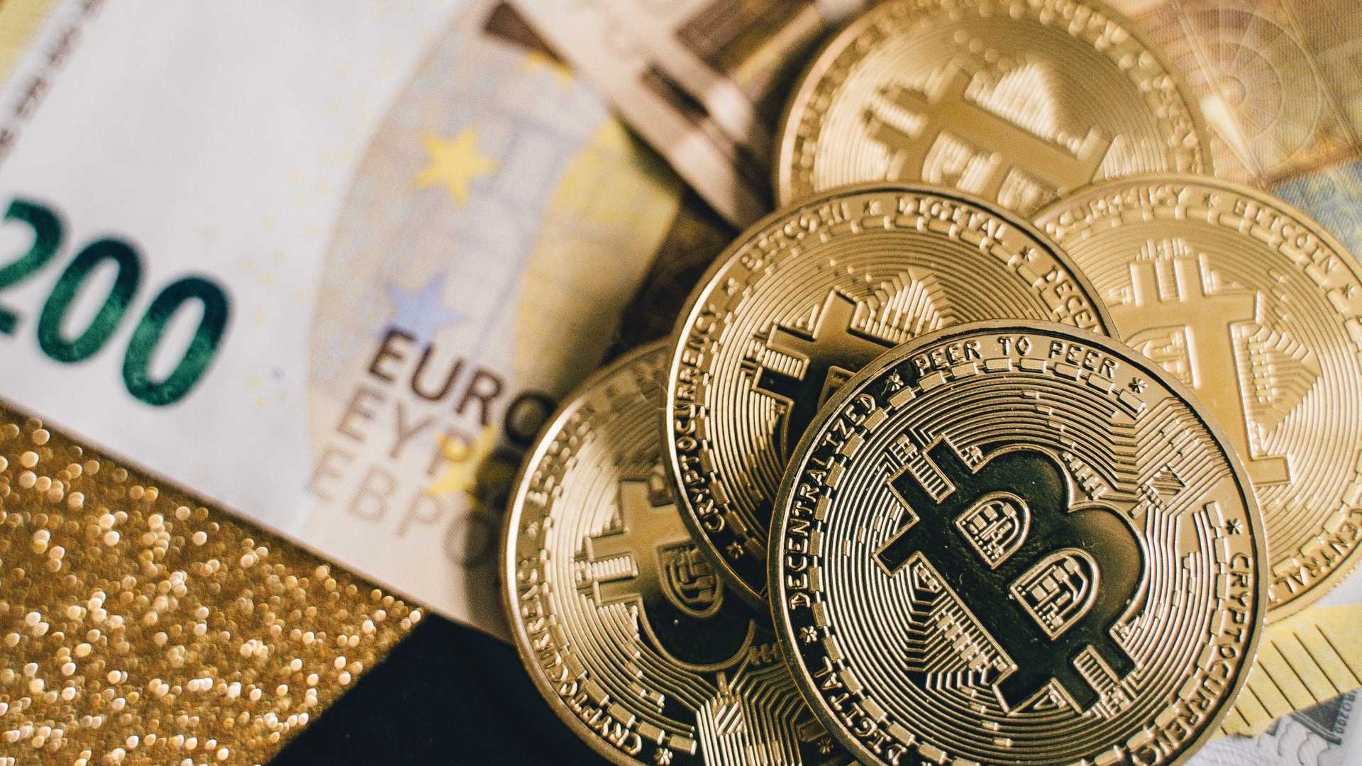 Euro e Bitcoin compiono gli anni: le principali differenze tra le due valute