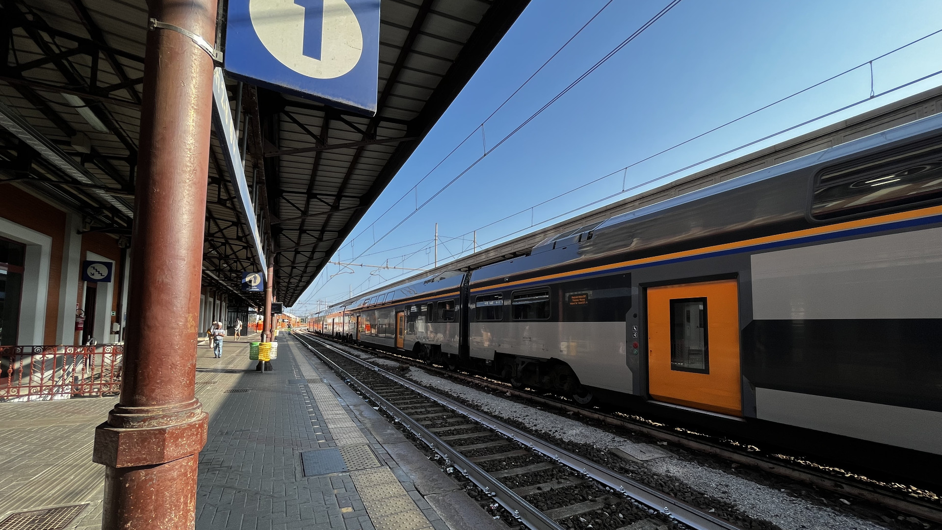 Giovane si stende sui binari della ferrovia, macchinista ferma il treno in tempo