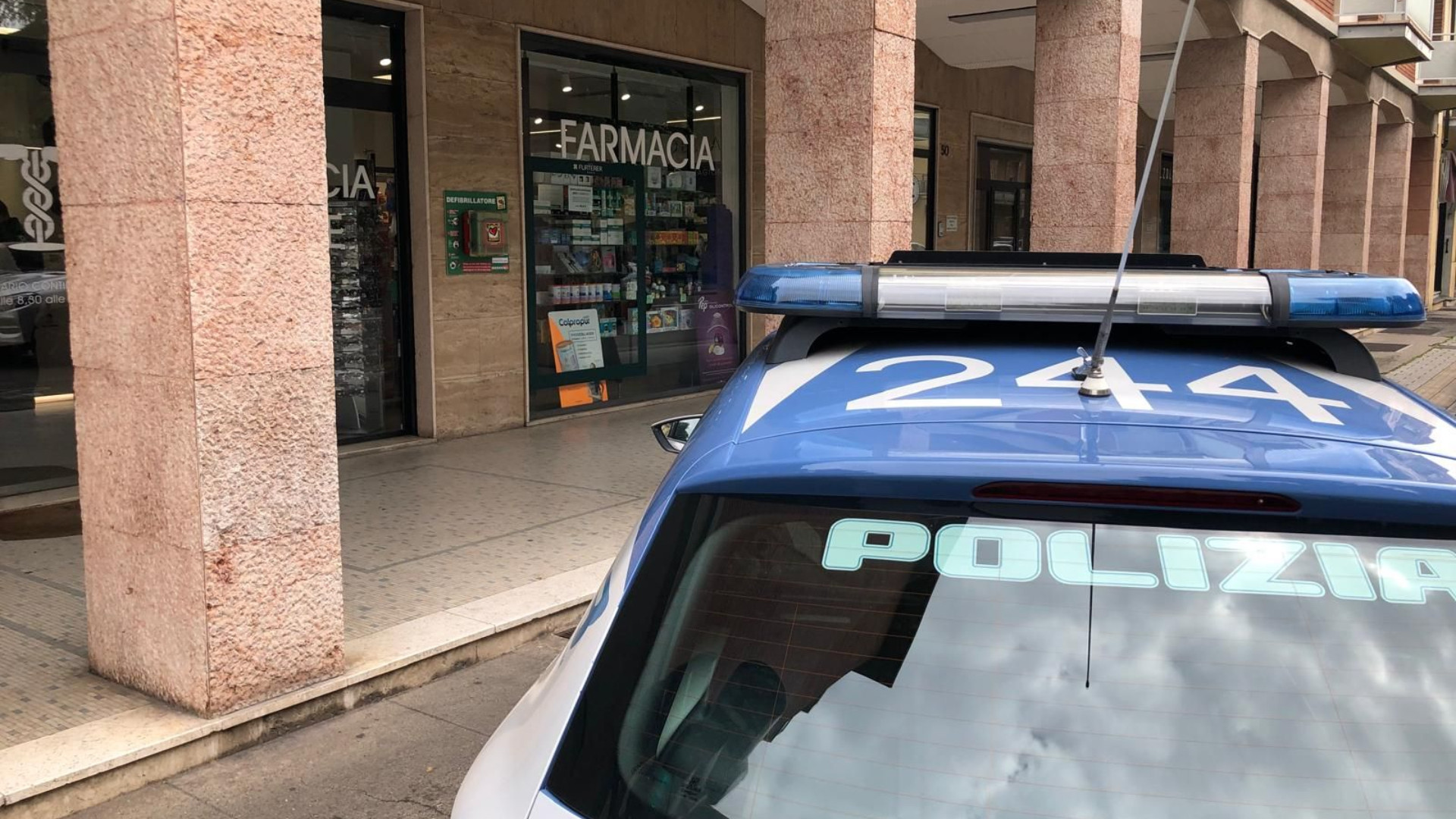 Ruba 175 euro di medicinali e li butta nel cestino, bloccata quando torna a riprenderli