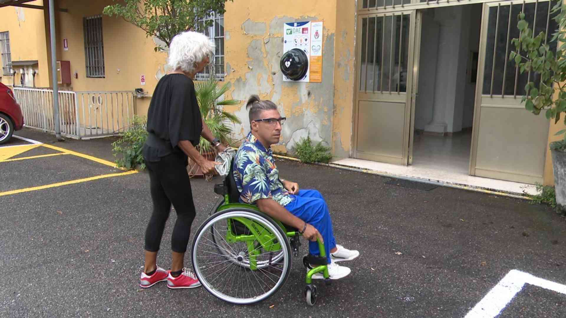 Thomas e la vita in carrozzina tra buche in strada e barriere