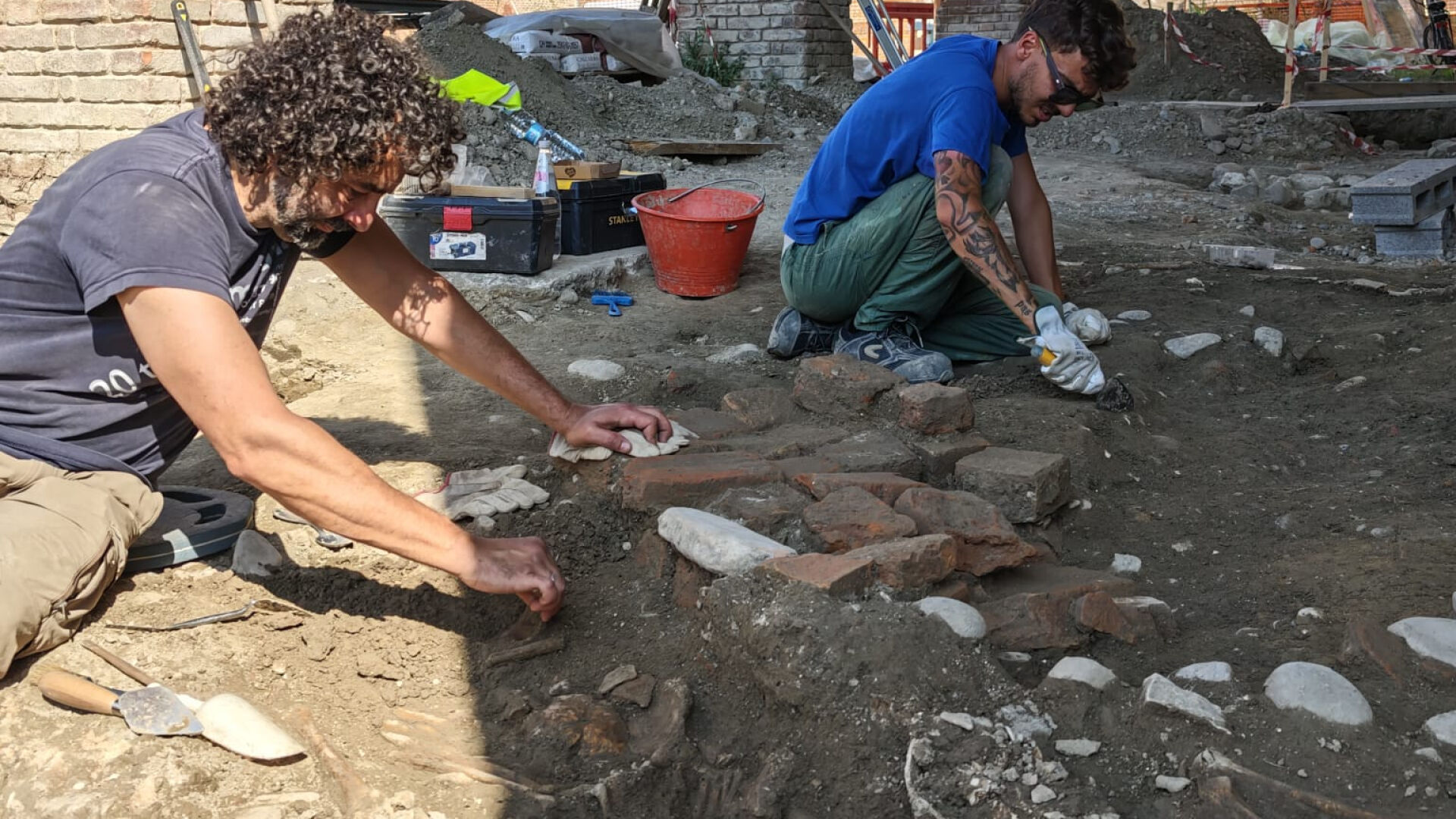 Ossa umane sotto il castello, scoperta una necropoli medievale a Calendasco