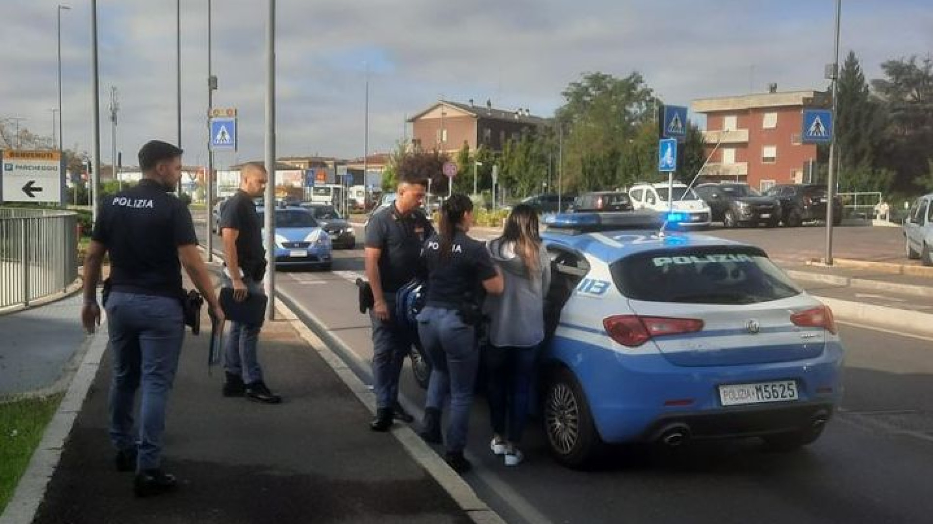 Ruba il portafoglio dalla borsa di una donna, ma è subito fermata dalla polizia