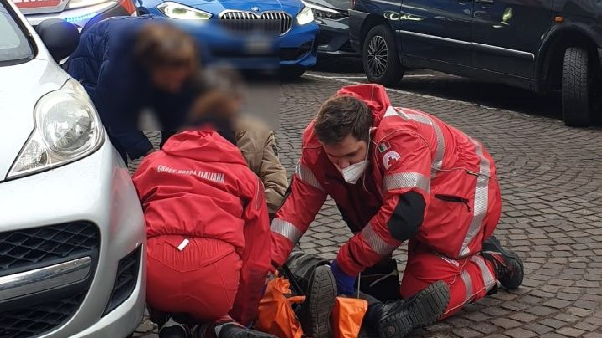 Via Taverna, scooter urtato da un furgone: il conducente finisce all'ospedale