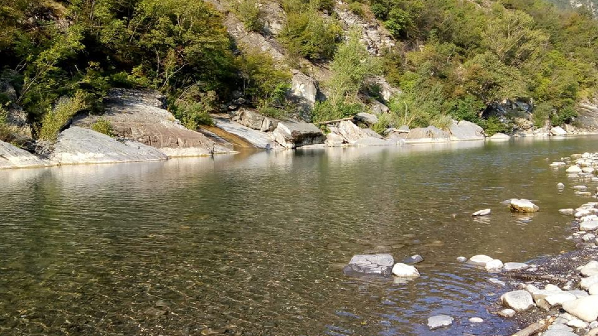Si tuffano in Trebbia ma rischiano di annegare: due giovani fratelli salvati da altri bagnanti