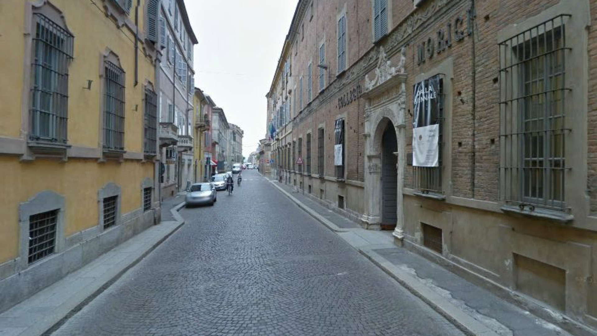 "Rissa tra stranieri in via Taverna, ragazzo ferito con una coltellata"