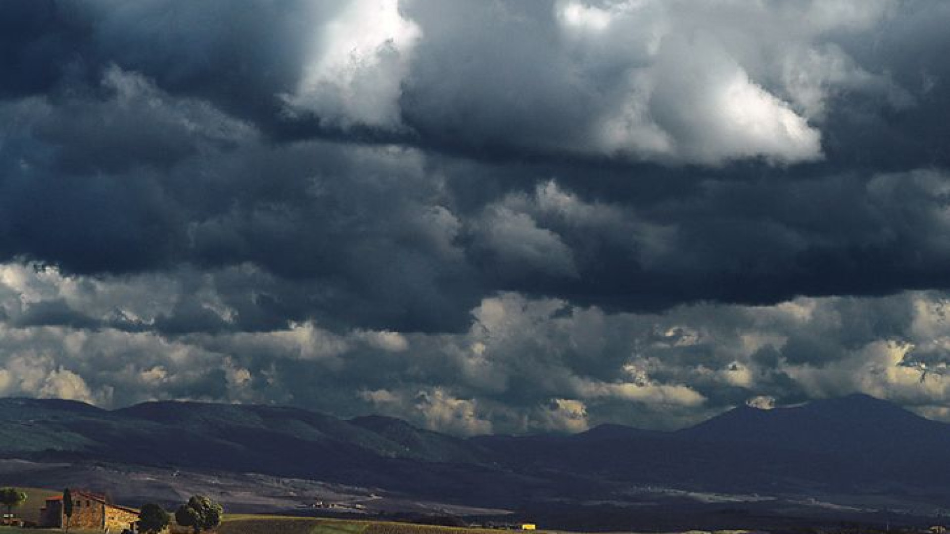 Aumentano le precipitazioni, allerta gialla in montagna. "Temporali e rischio frane"