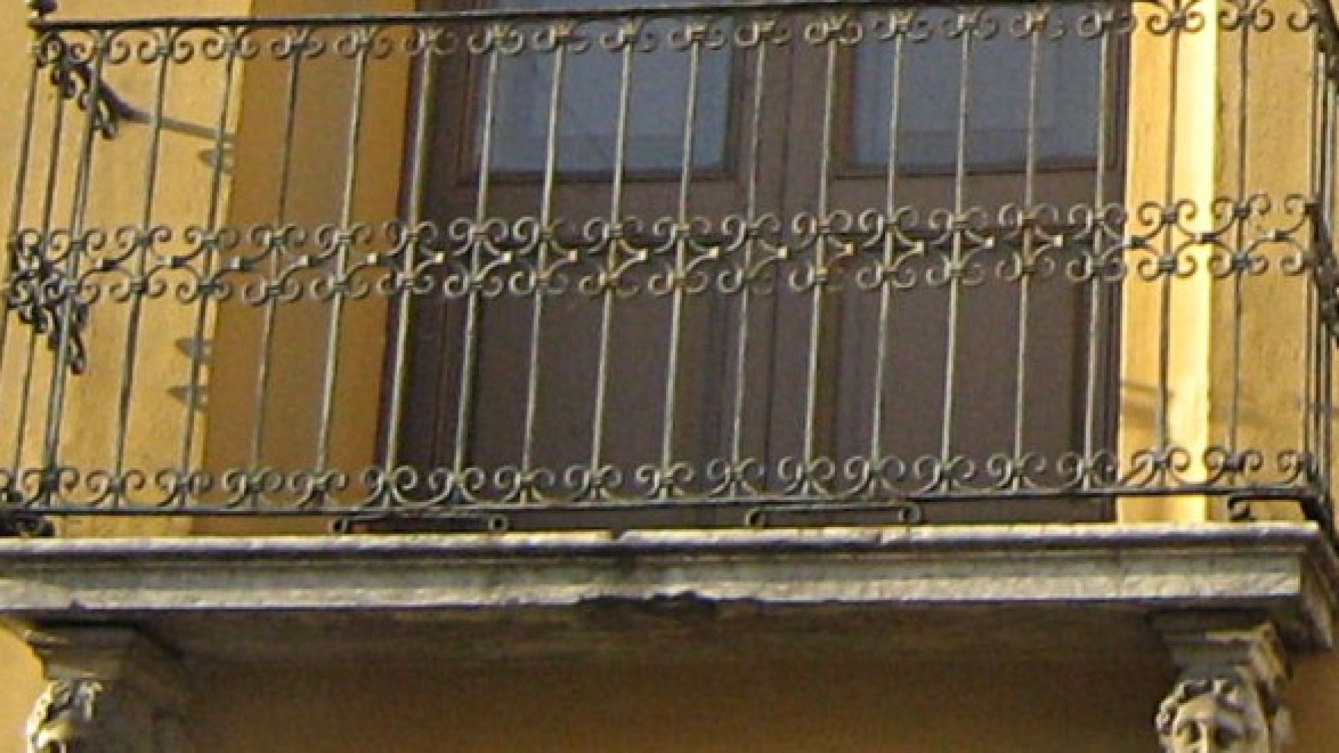 Carmiano: festeggia il compleanno e muore cadendo dal balcone