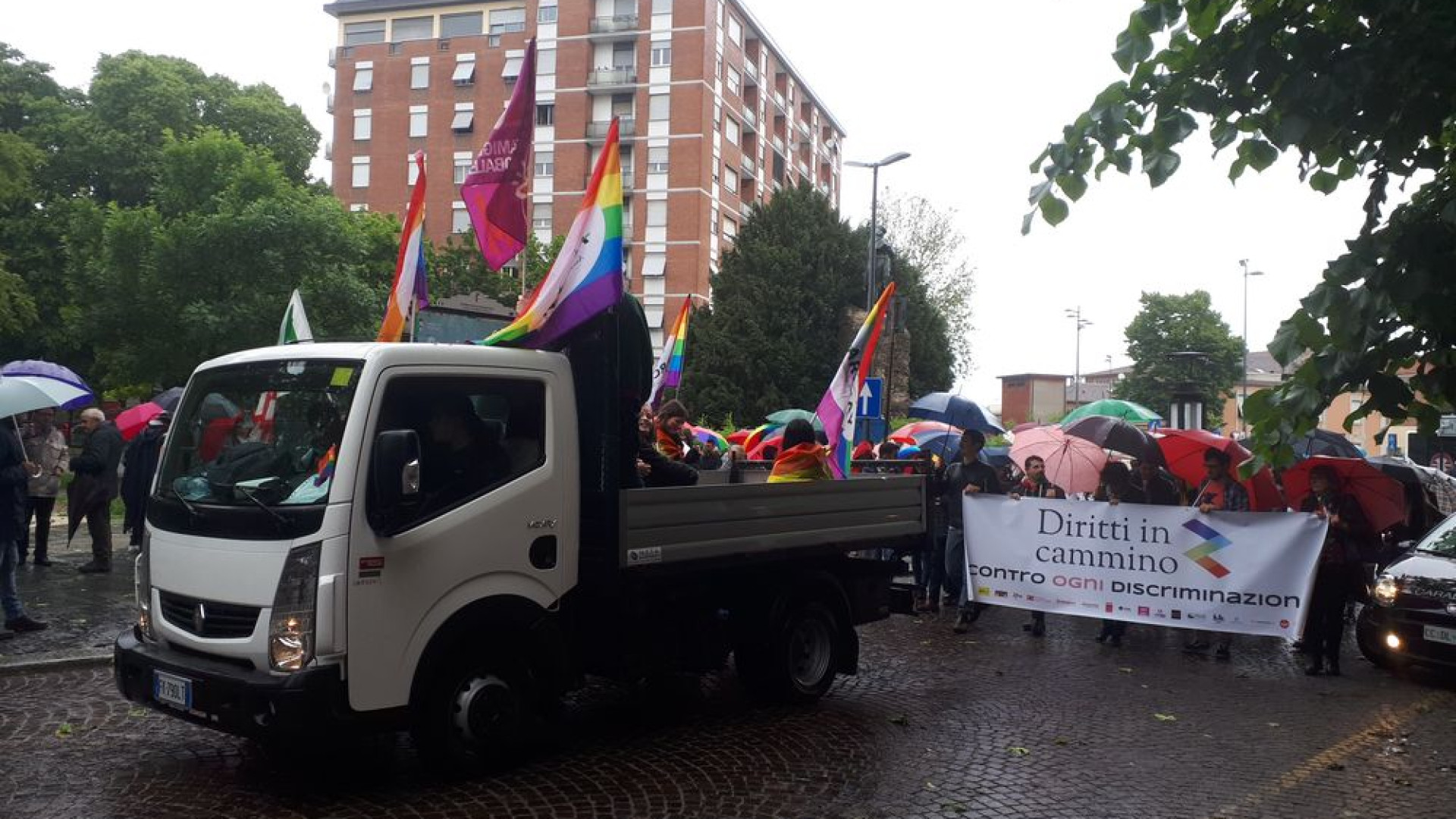 "Diritti in cammino contro le discriminazioni": la pioggia non ferma il corteo