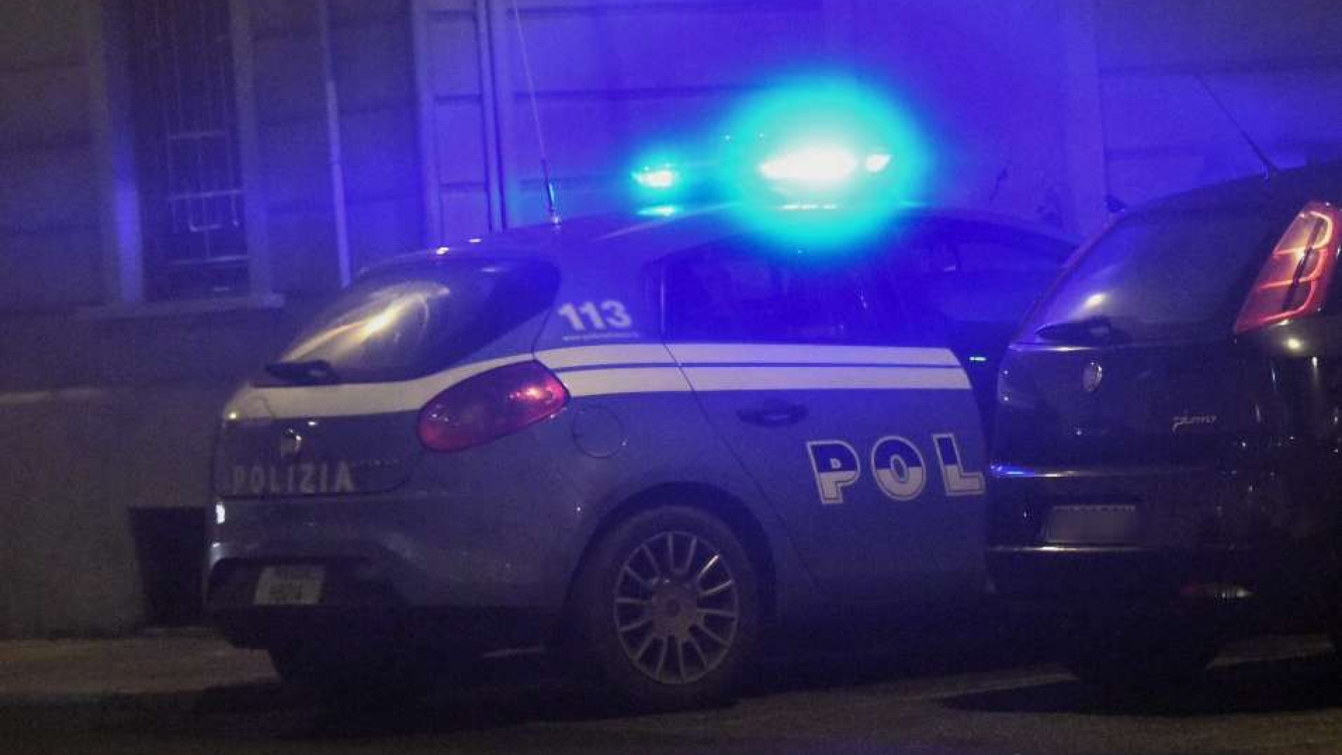 Ordina una birra ma il barista si rifiuta, chiama il 113: "Andate voi a prendermela"