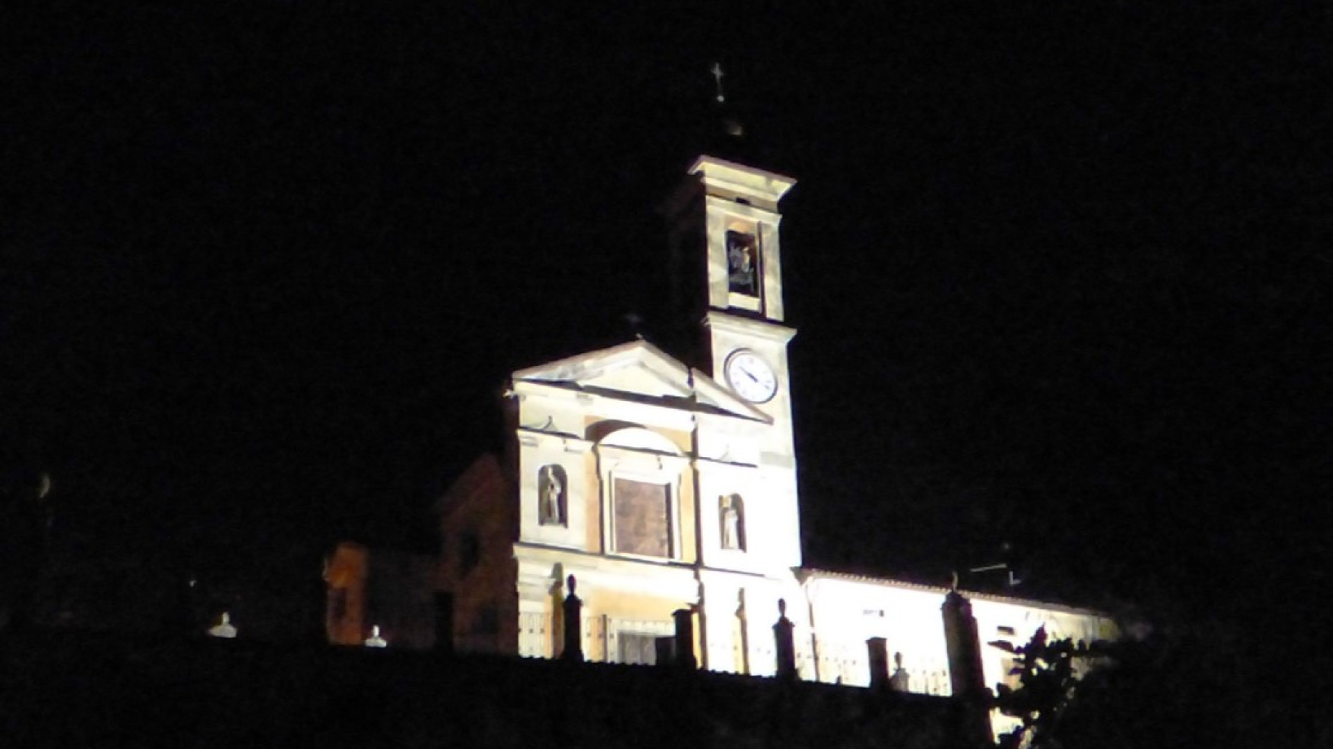 La chiesa di Pigazzano si "accende" di nuova luce. Resta da finire la terrazza