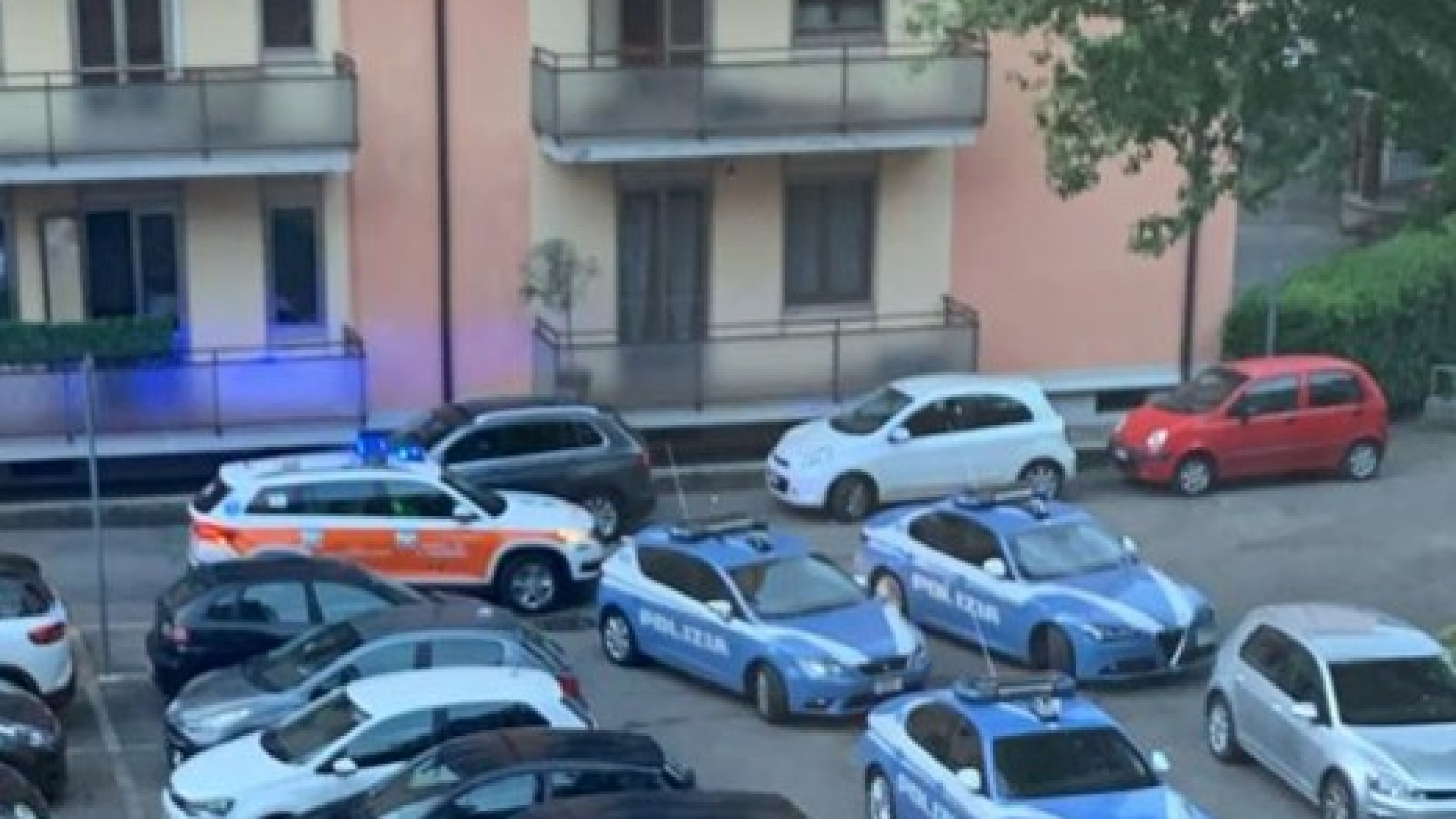 Polizia e fiamme gialle controllano Largo Erfurt con i cani antidroga