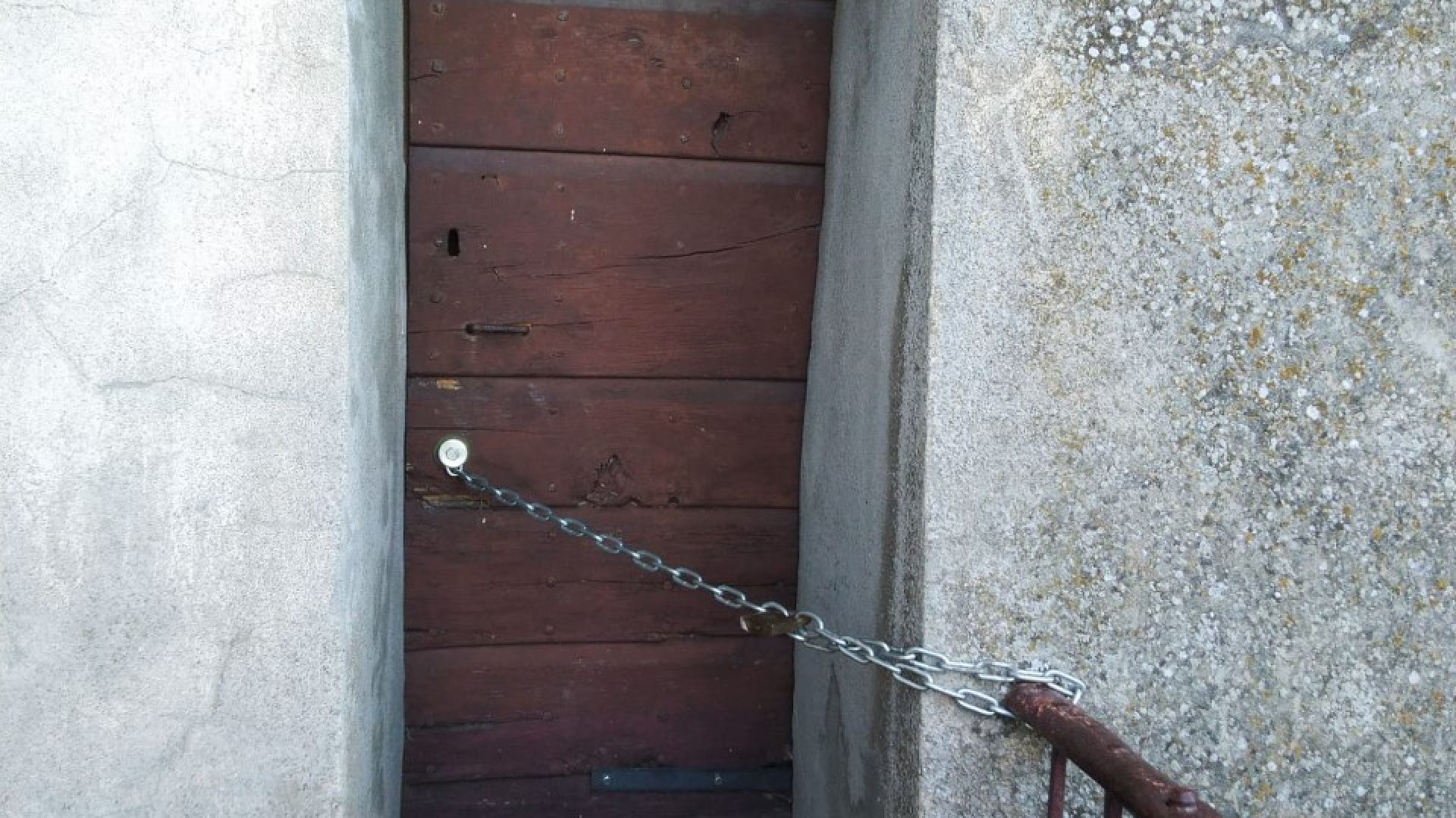 Vandali sfondano la porta del campanile. Il diacono: "Chiediamo rispetto"