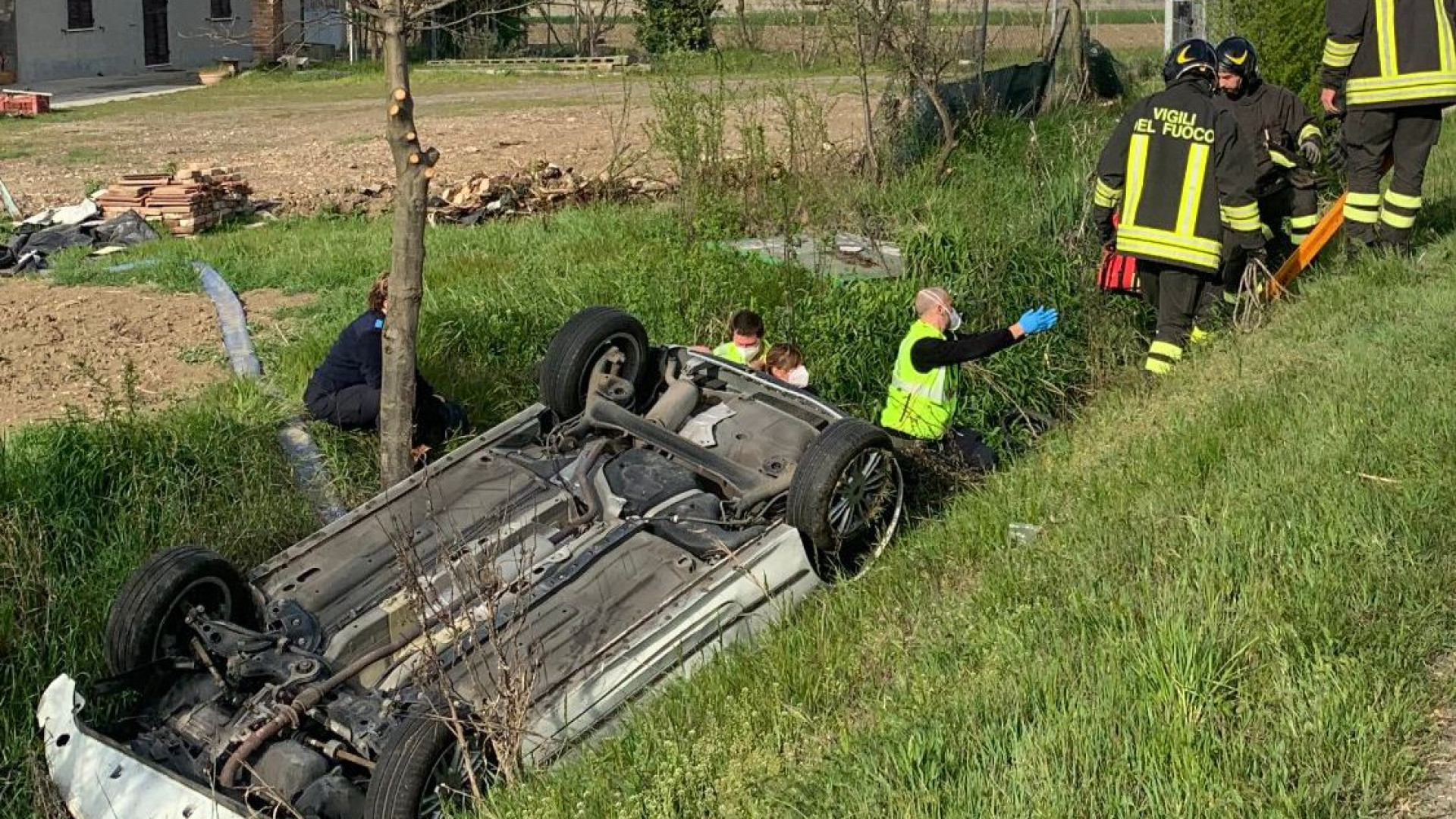 Un altro incidente a Caorso: scontro tra due auto, una finisce nel canale