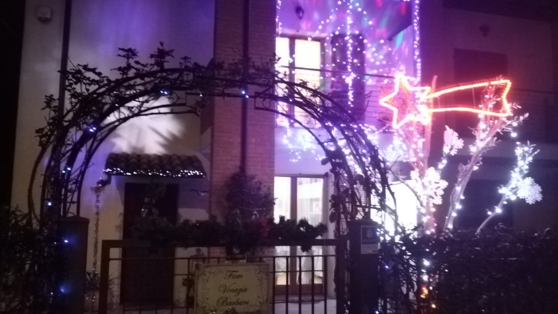 Frazioni come Las Vegas: via alla gara di luminarie. "Metà iscritti con l'effetto bollette"