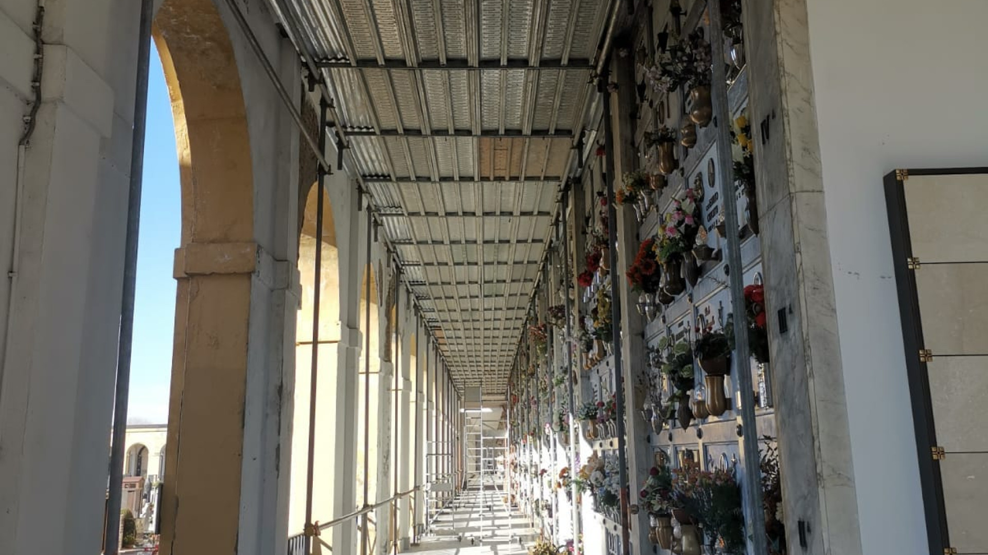 Cimitero, 60 urne in attesa. Il Comune: "Entro due mesi 450 cellette nuove"