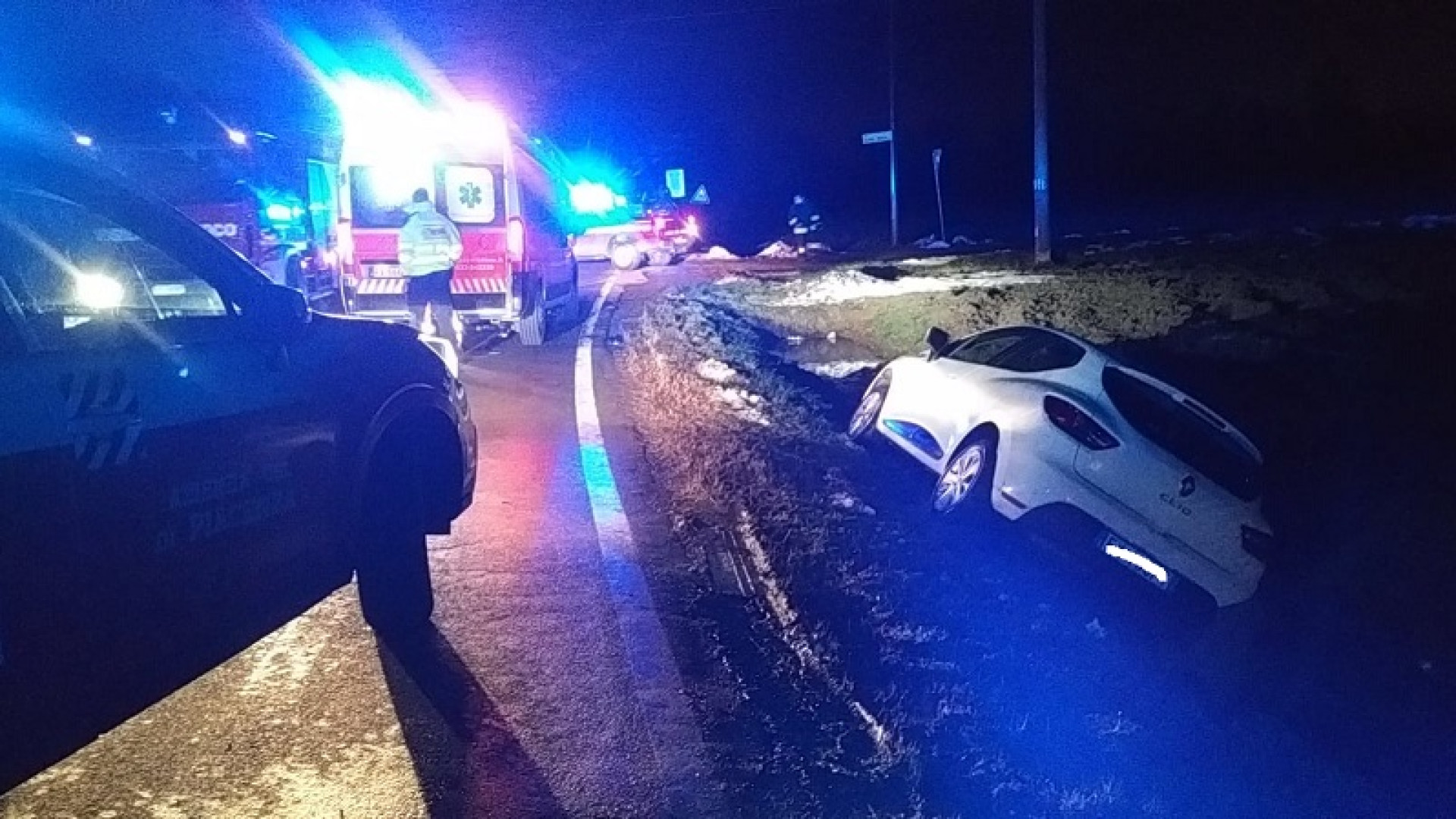 Perde il controllo dell'auto e si schianta in un canale pieno d'acqua