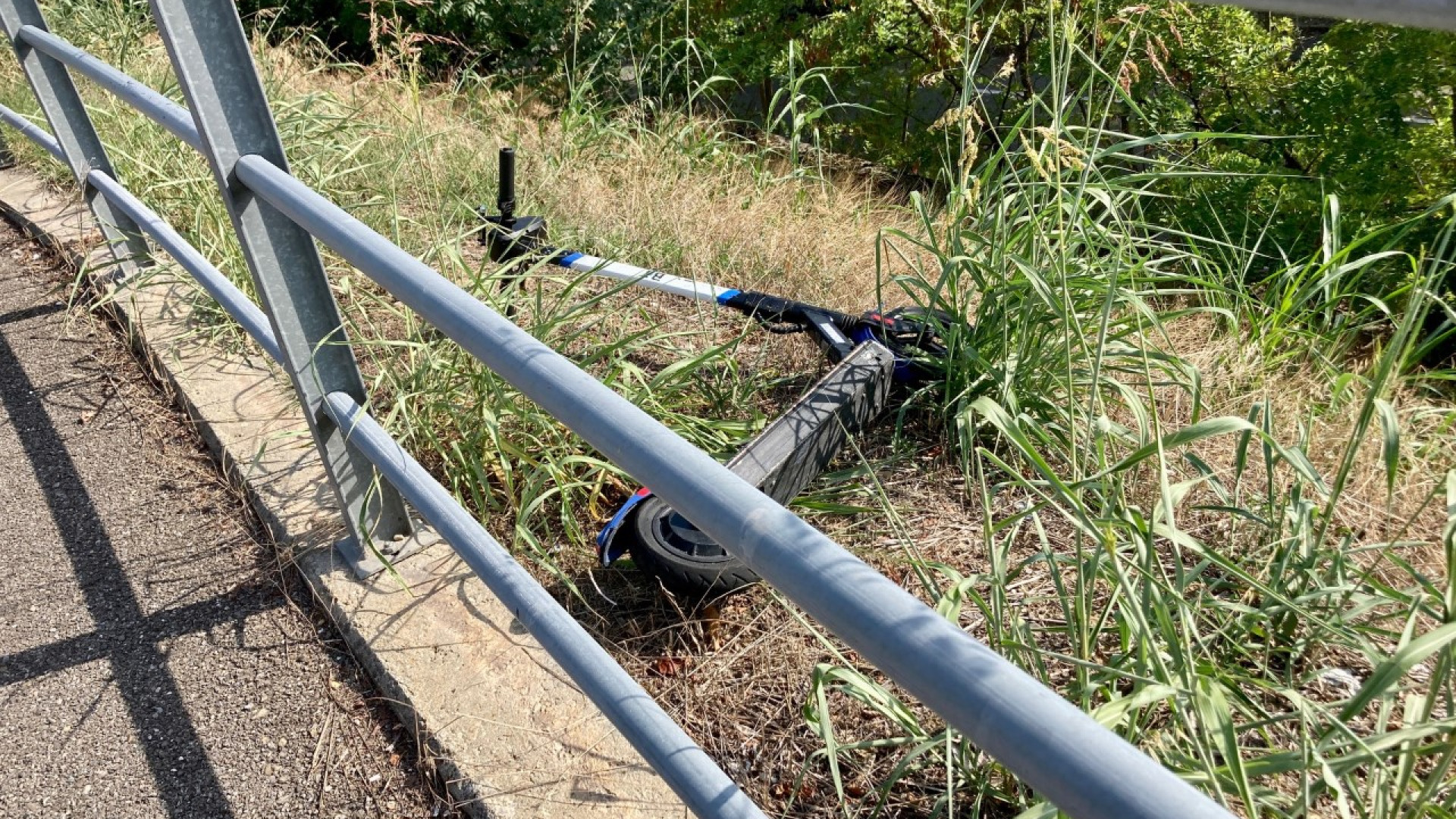 "Scarso senso civico, monopattini abbandonati sul cavalcavia di Borgotrebbia"
