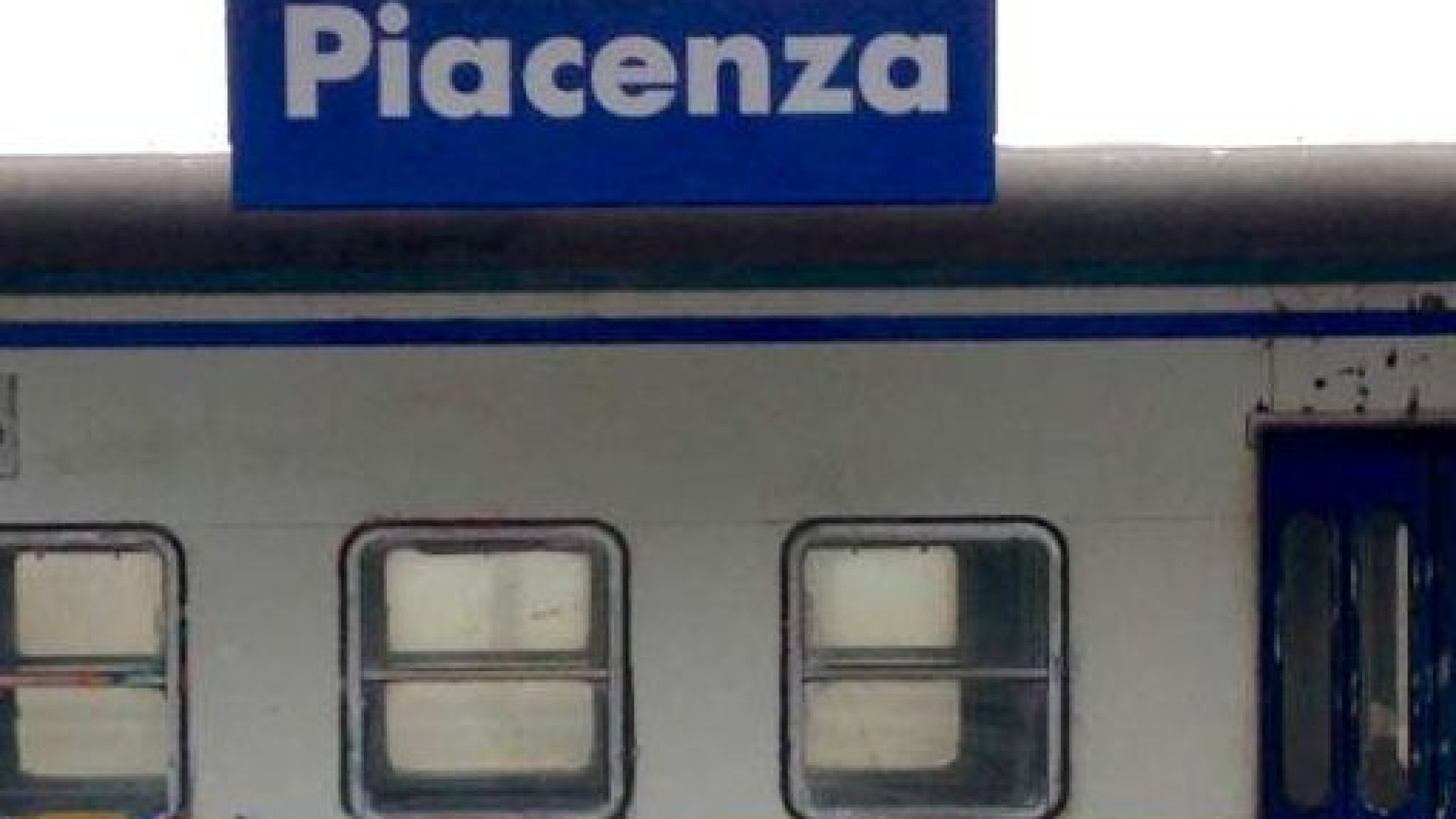 Aggredita una capotreno, 4 ragazzi fingono la fuga a Piacenza poi risalgono
