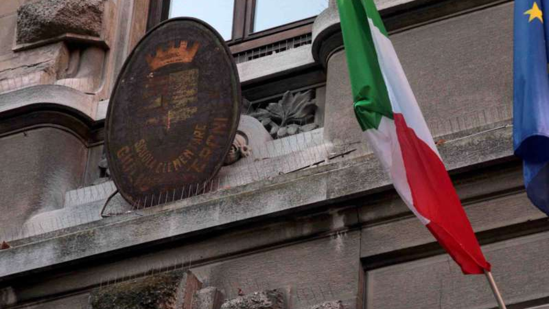 Ladri alle macchinette della scuola Alberoni razziati pochi spiccioli