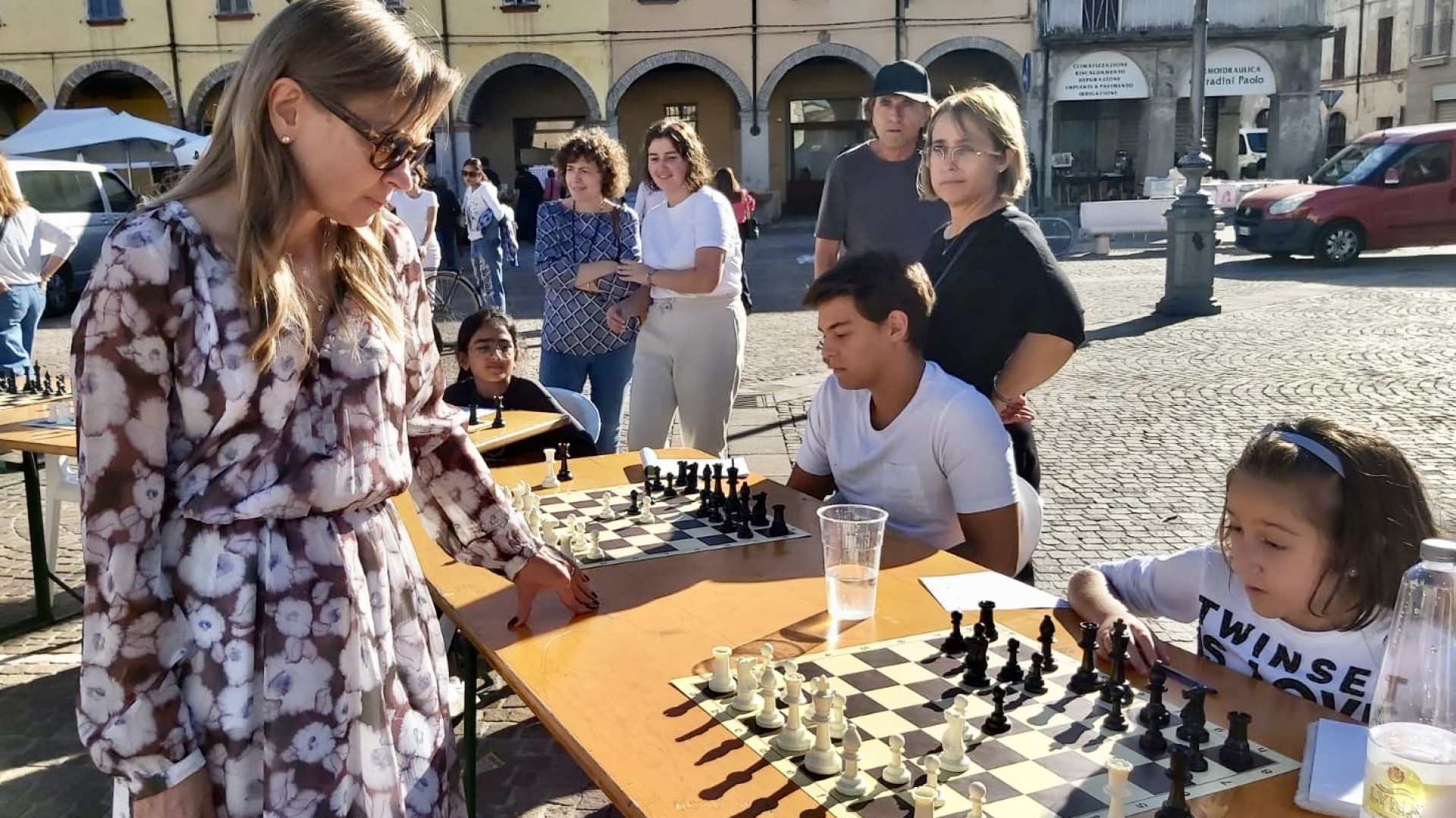 La regina degli scacchi in piazza a Cortemaggiore: tra gli avversari anche bambini