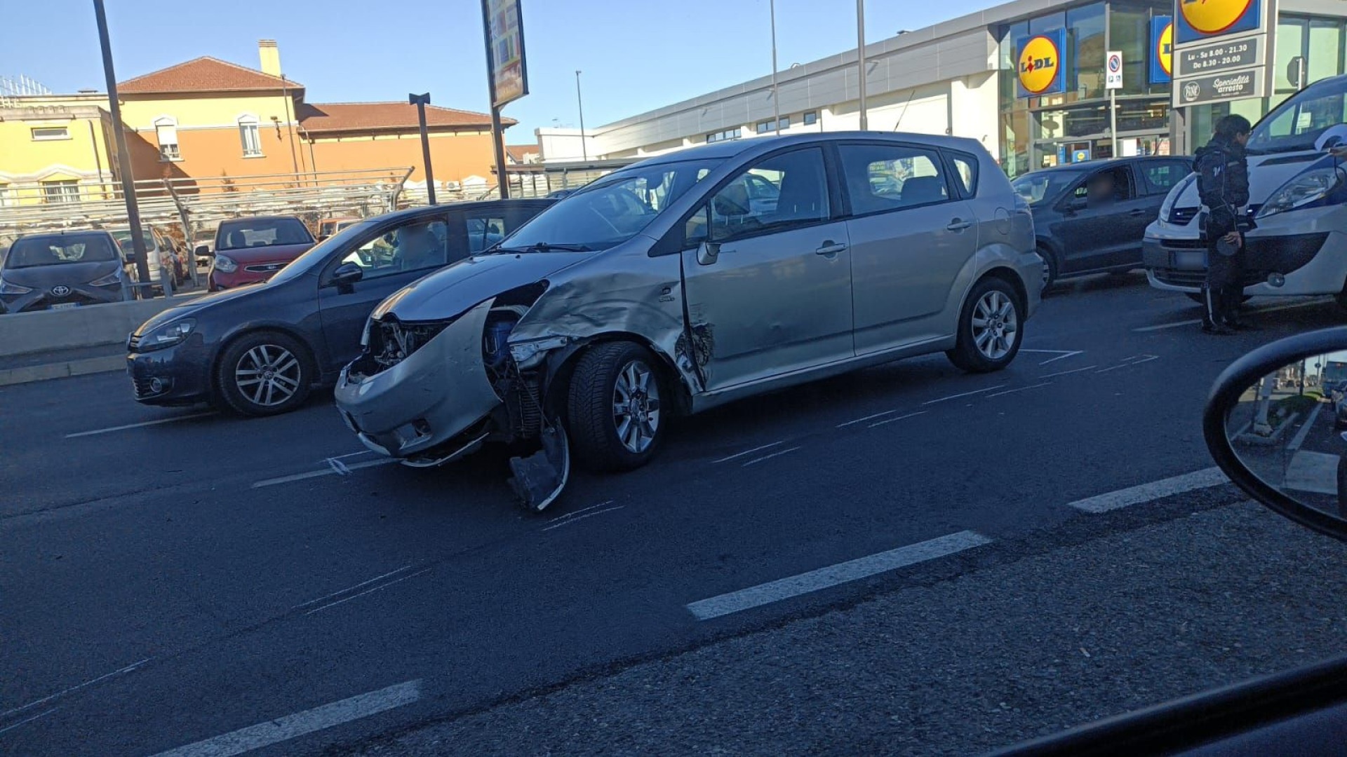 Incidente tra due auto lungo la via Emilia, un ferito. Lunghe code e traffico in tilt