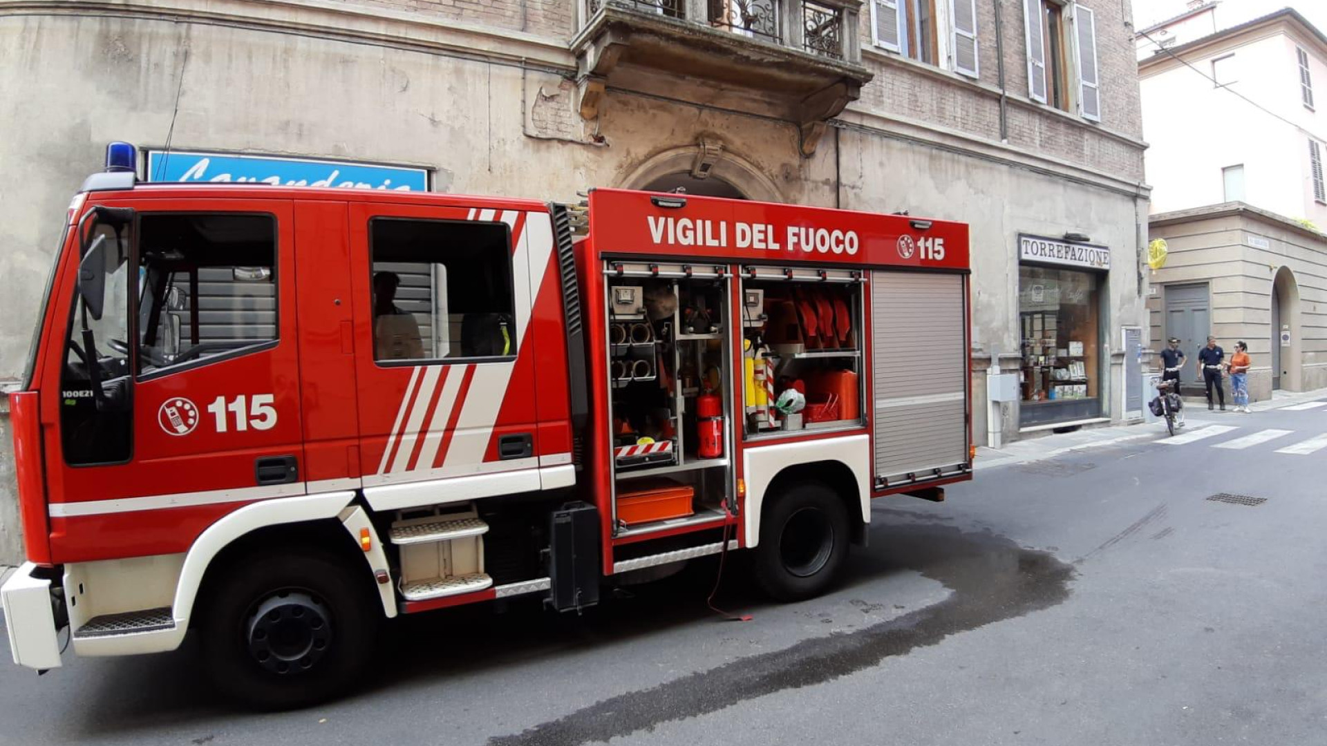 Incendio nello scantinato della torrefazione di via Borghetto
