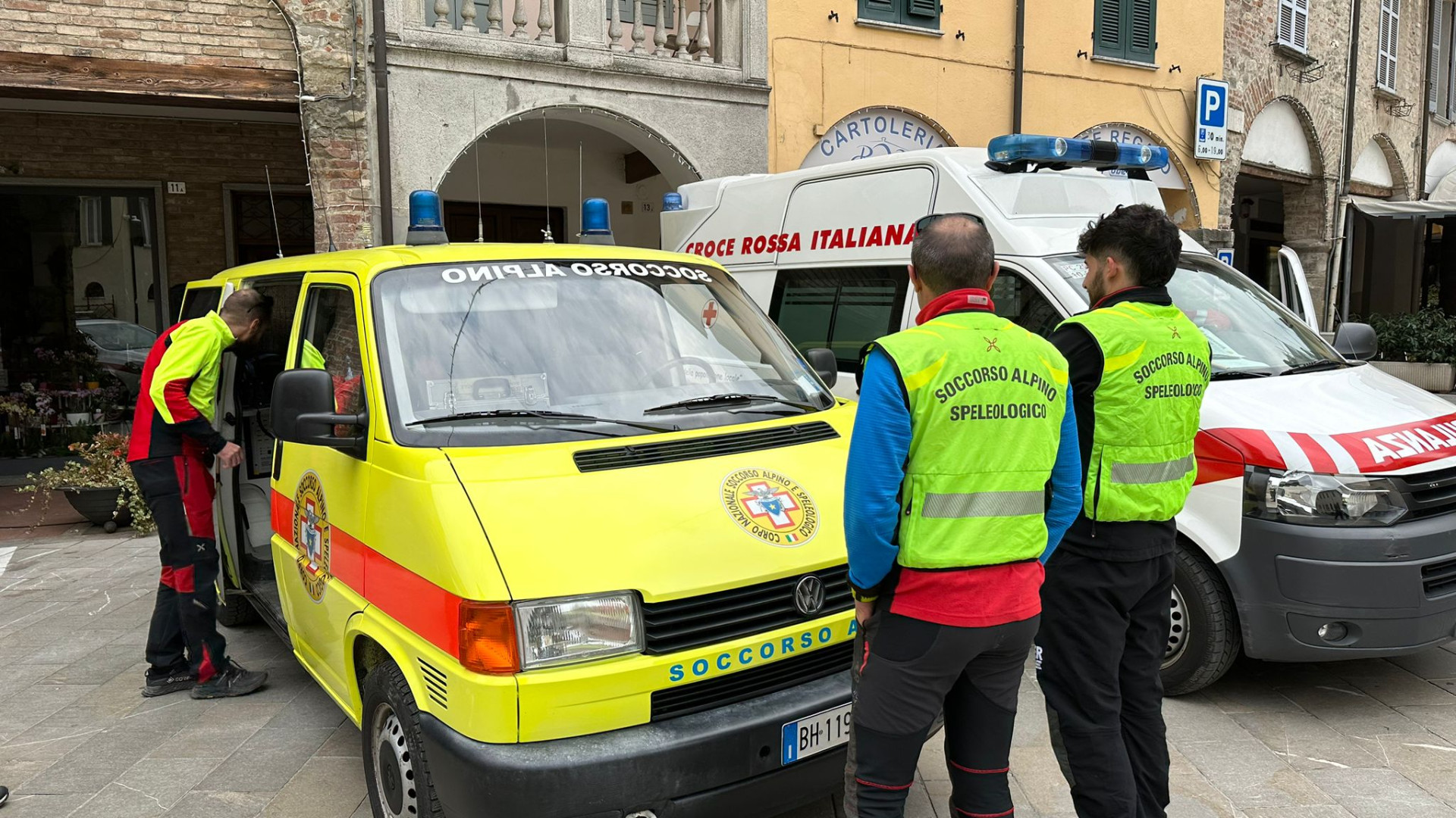 Punti da calabroni sul Trail della Val Trebbia: quattro podisti portati in ospedale