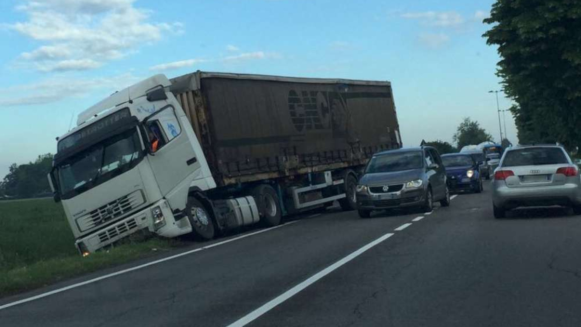 Tir fuori strada sulla via Emilia a Montale, lunghe code verso Piacenza