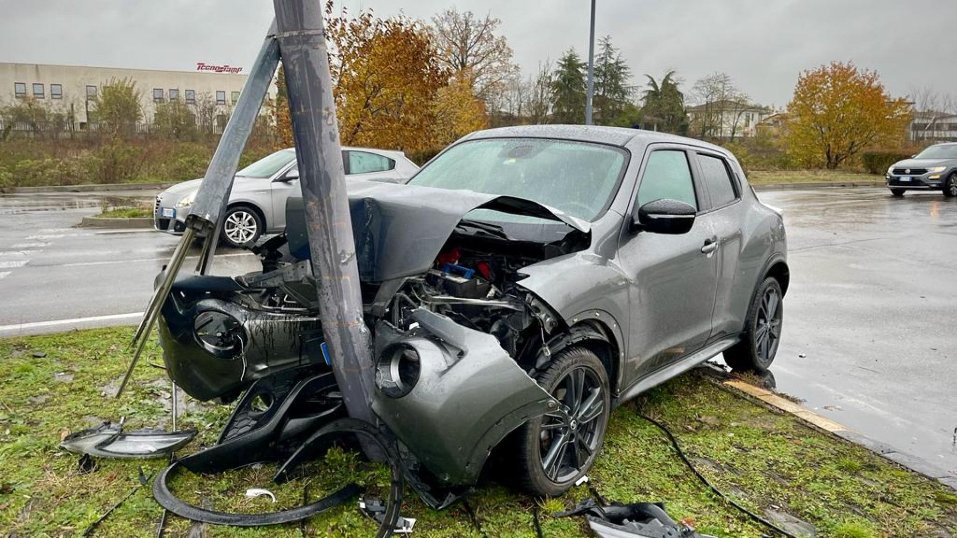 Perde il controllo dell'auto e finisce contro un palo: donna ferita in via Einaudi