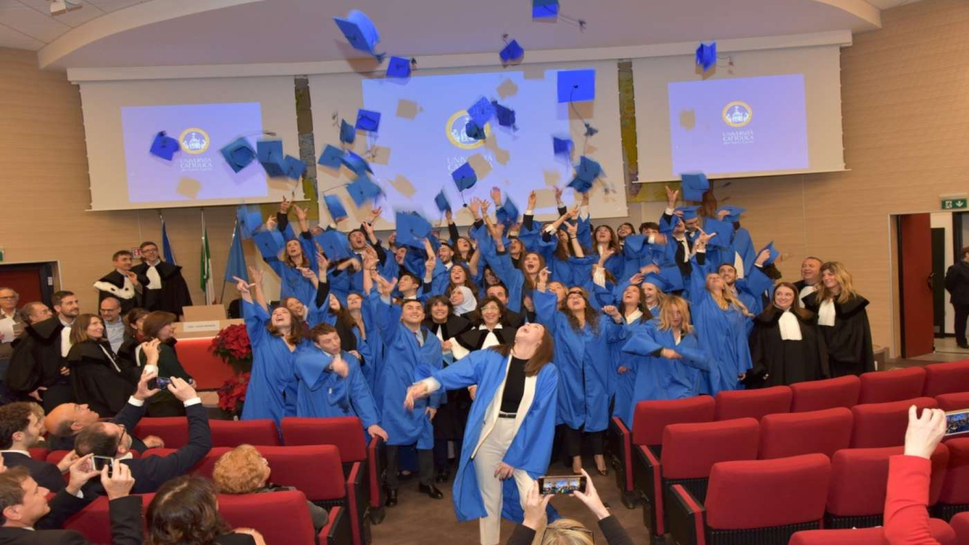 Lancio del tocco alla Cattolica per 49 laureati al Double Degree