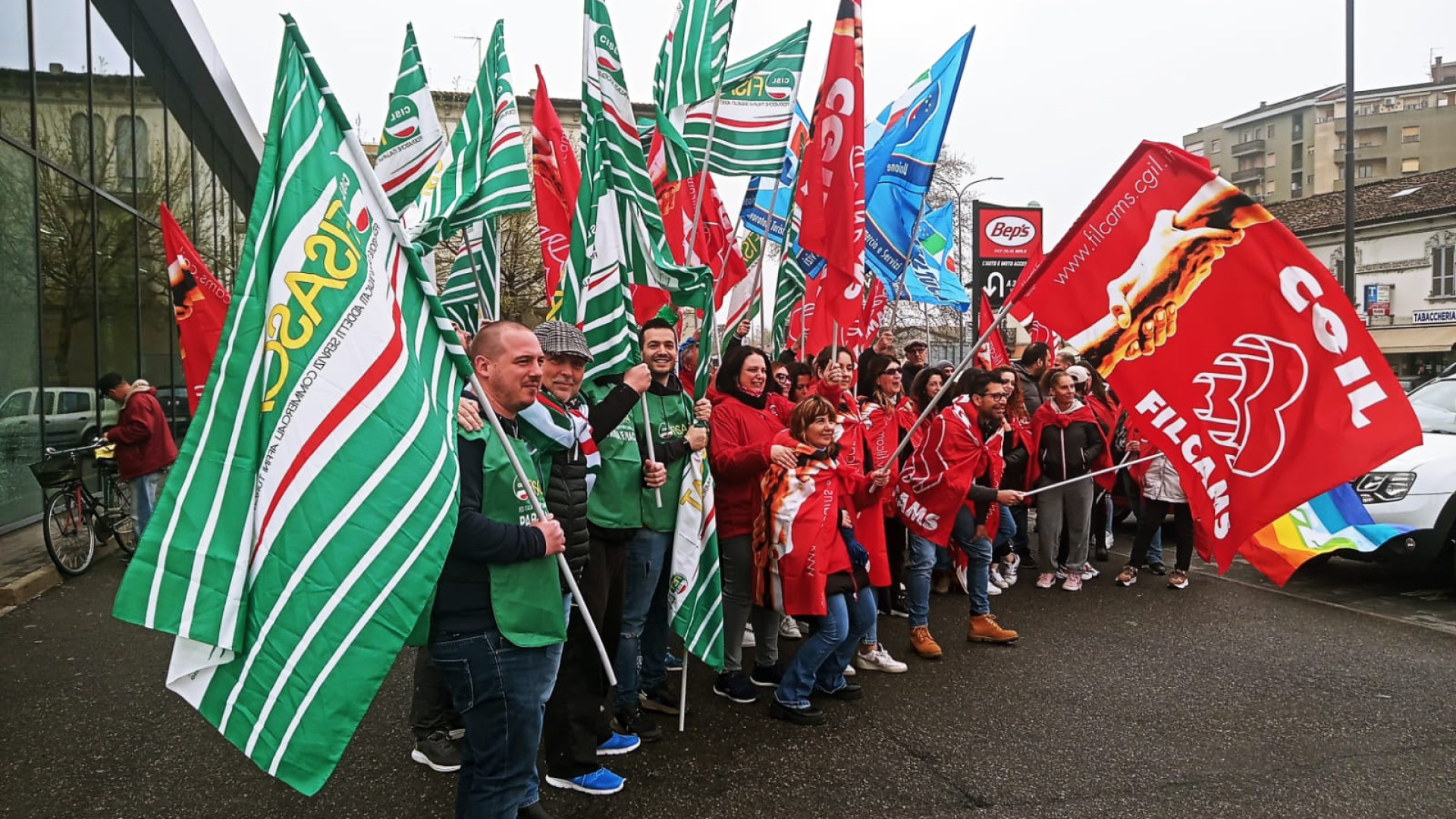 Scioperano i lavoratori |della grande distribuzione: "Rinnovo bloccato"