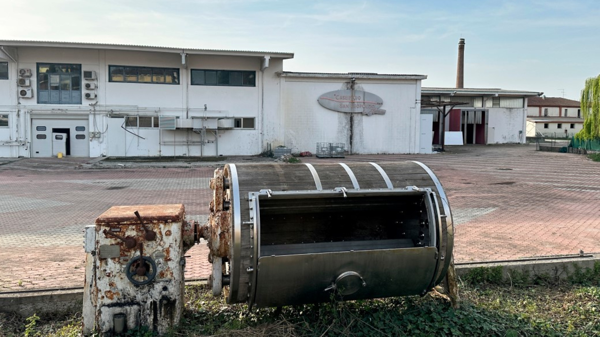 Nell'ex caseificio di Niviano arriva la fabbrica di popcorn. Via alla bonifica da amianto