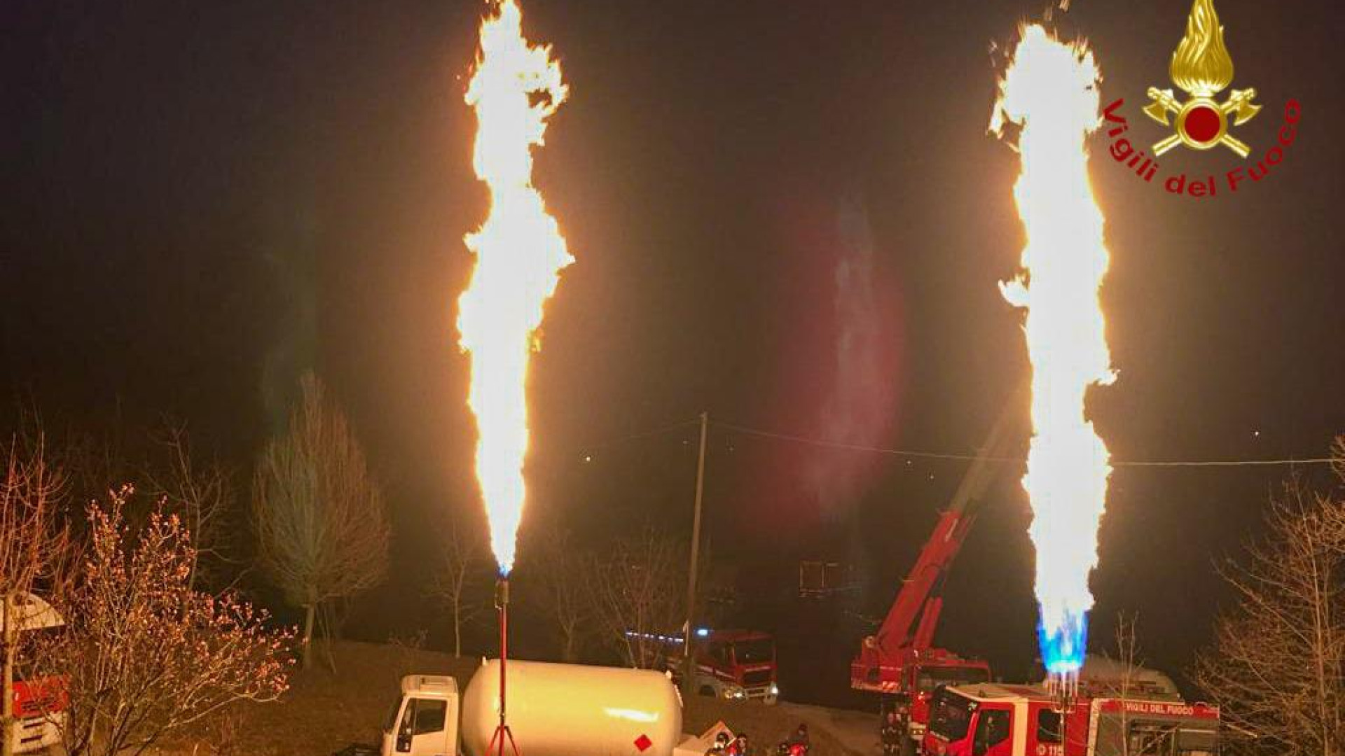 Travasato il gas dalla cisterna uscita di strada. Intervento terminato nella notte