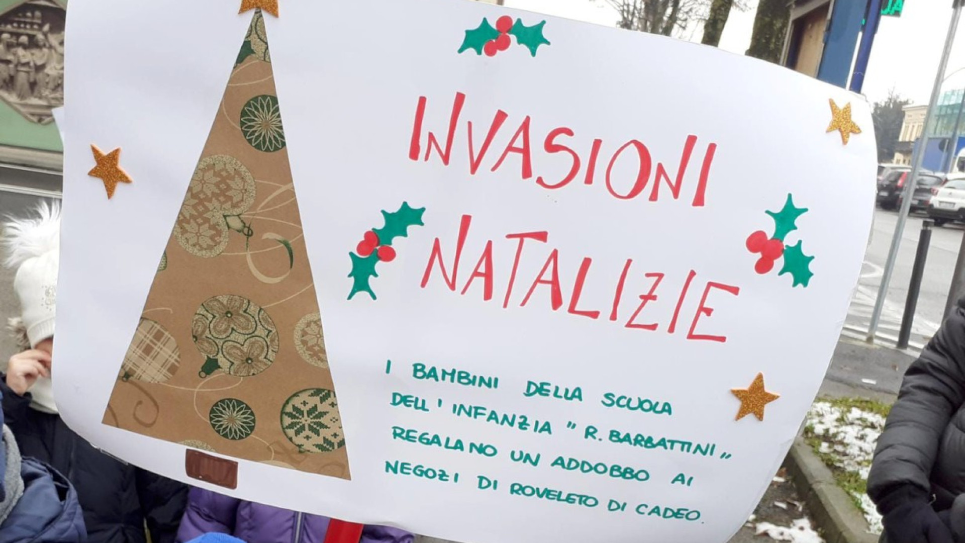 Cadeo, invasione dei bimbi della scuola dell’infanzia. Ghirlande donate ai negozi