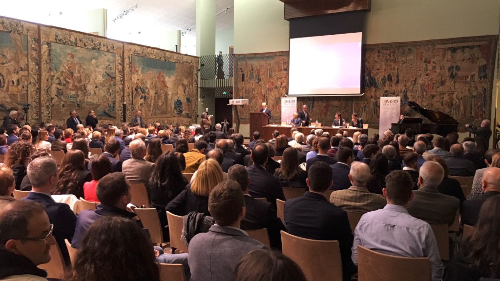 Giuramento di Ippocrate per 39 nuovi medici, premiati 8 decani