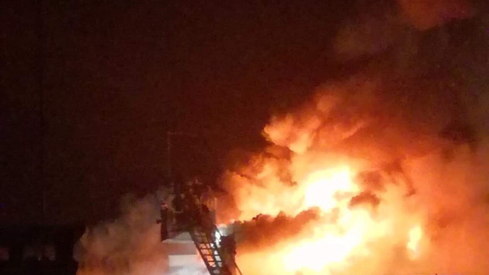 Paura a San Nicolò: divampa un incendio, le fiamme divorano il tetto di una palazzina