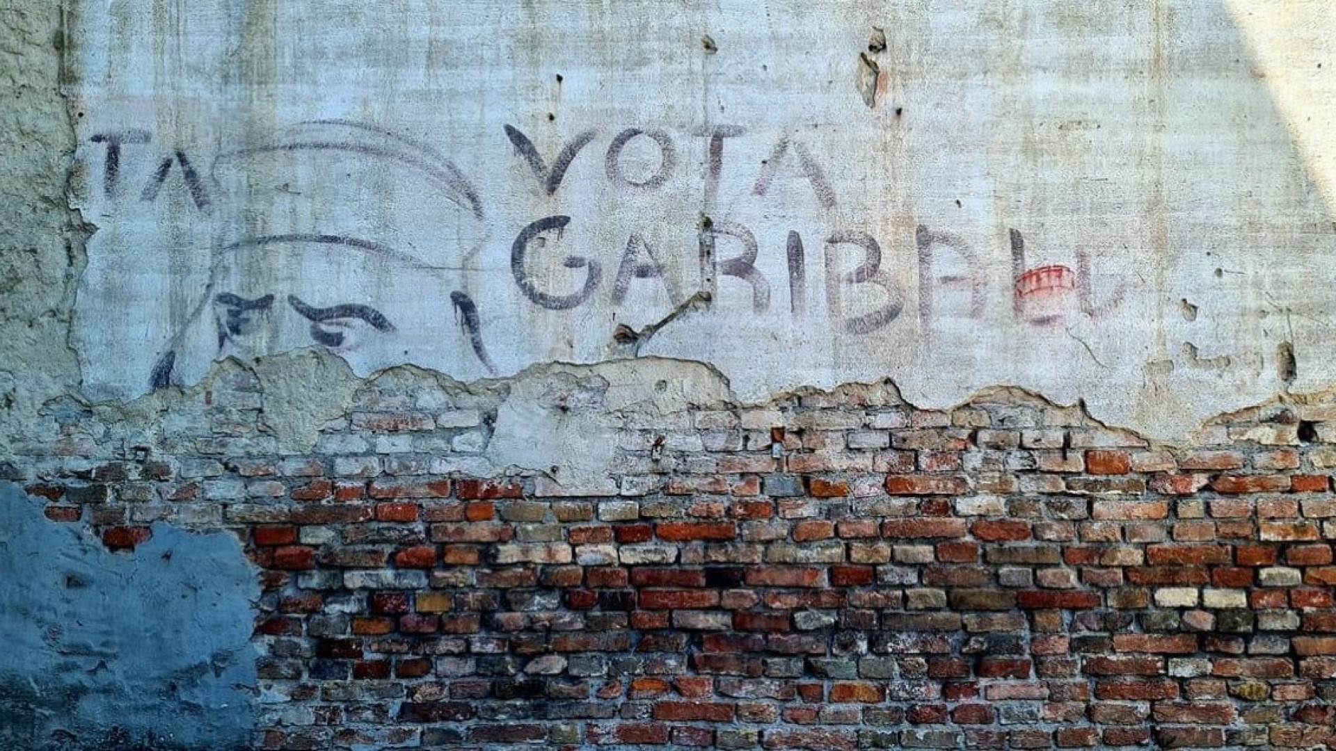 "Vota Garibaldi", dopo 74 anni è stato rimosso il graffito di via Colombo