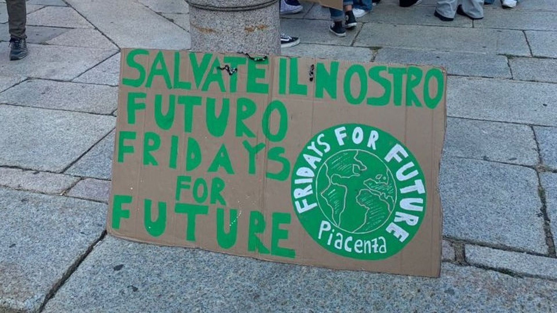 In piazza “Fridays for Future” di Greta Thunberg, mille studenti per il clima
