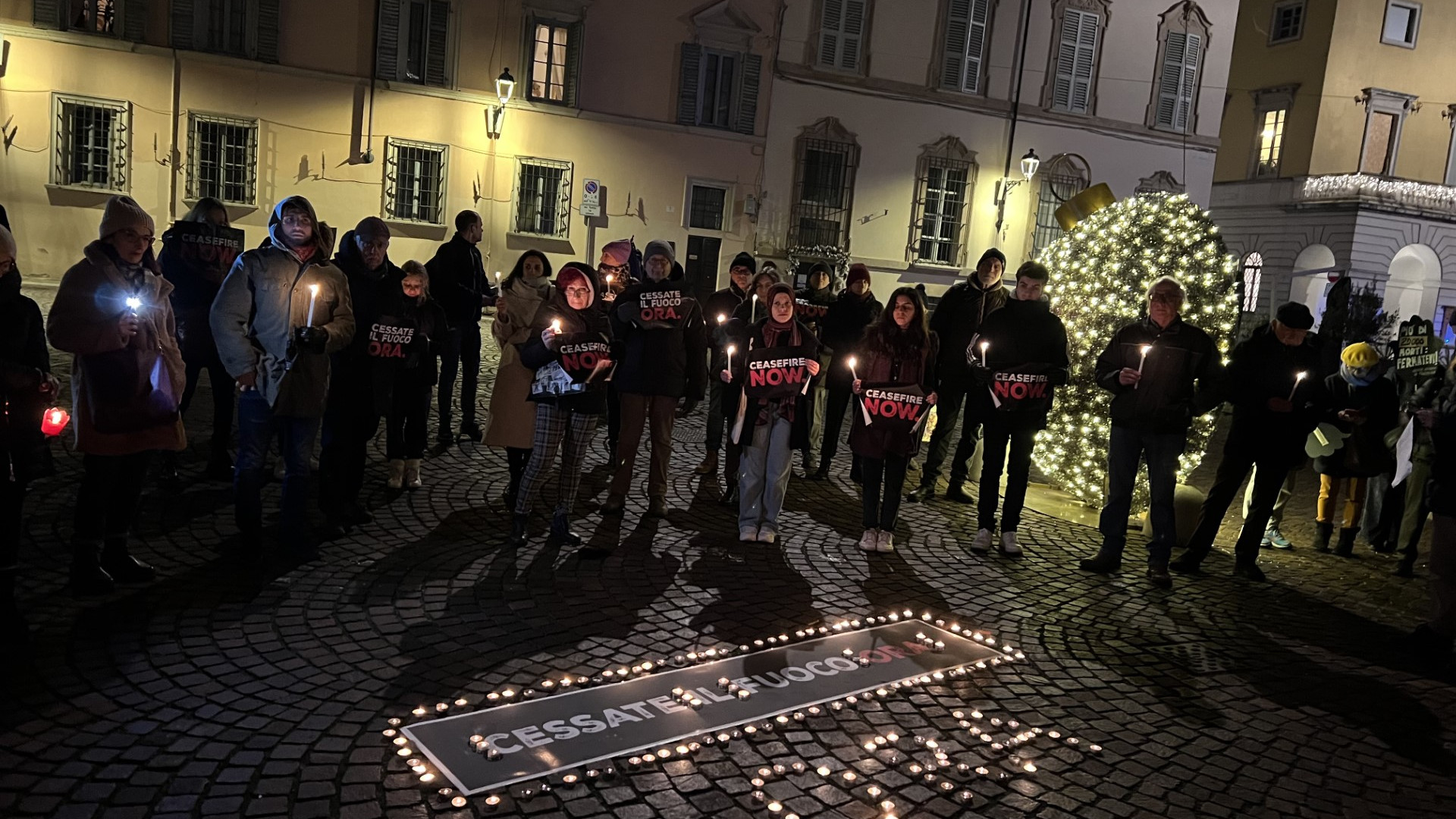 "Cessate il fuoco": le candele si illuminano nella veglia in piazza Sant'Antonino