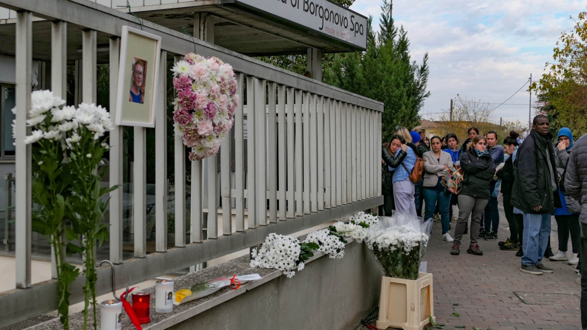 "Basta morti sul lavoro". Presidio e fiori bianchi per la morte di Nicoletta Palladini