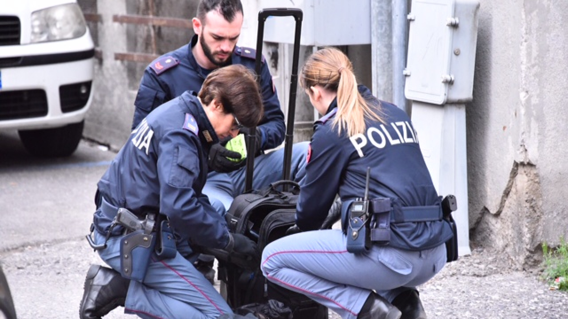 Allarme bomba in via Benedettine, arrivano i poliziotti per un trolley sospetto