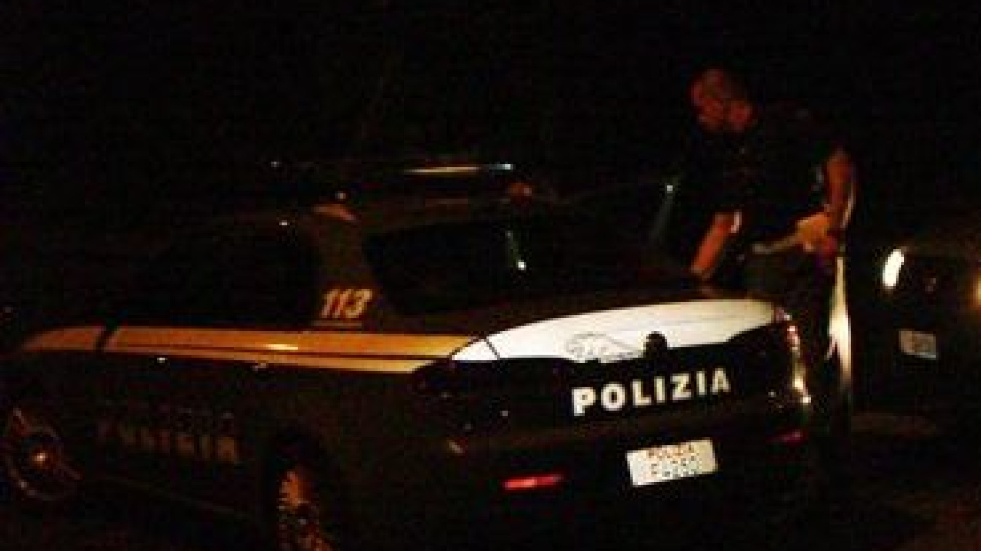 Ladri acrobati salgono su grondaia e ostruiscono l'ingresso di casa con un mobile