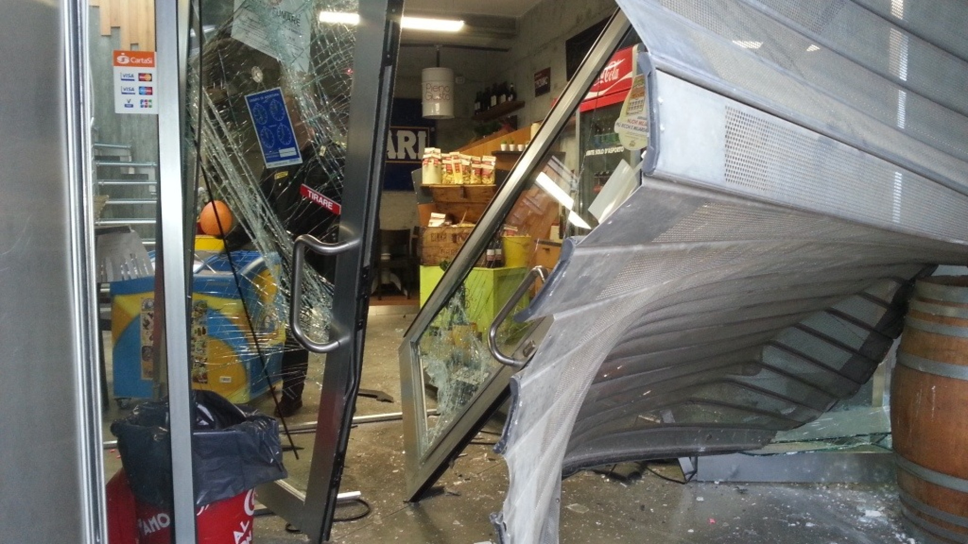 Sfondano con l'auto la vetrina del bar di un distributore