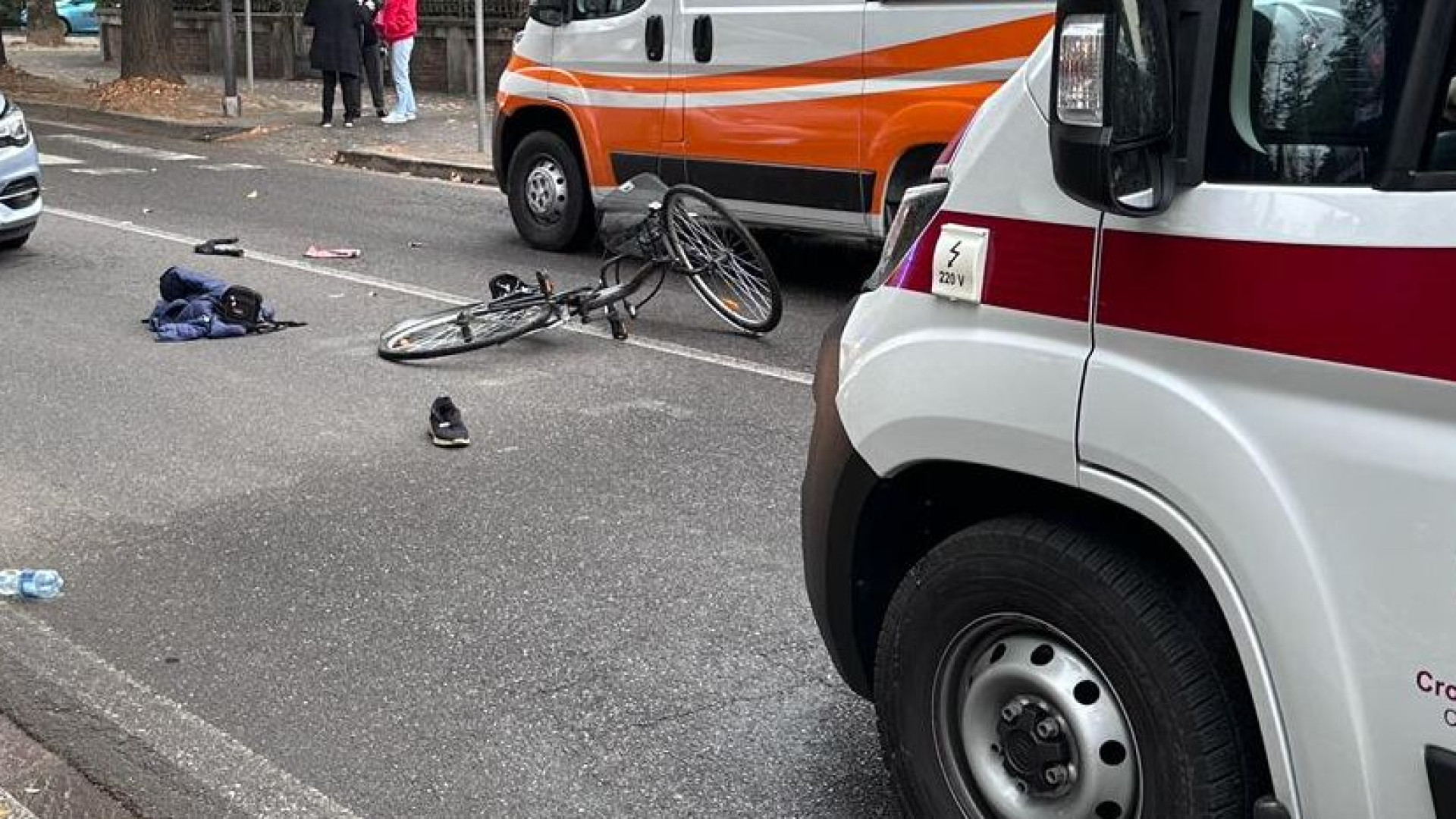 Ciclista investito in viale Beverora: al Pronto soccorso con traumi a testa e spalla