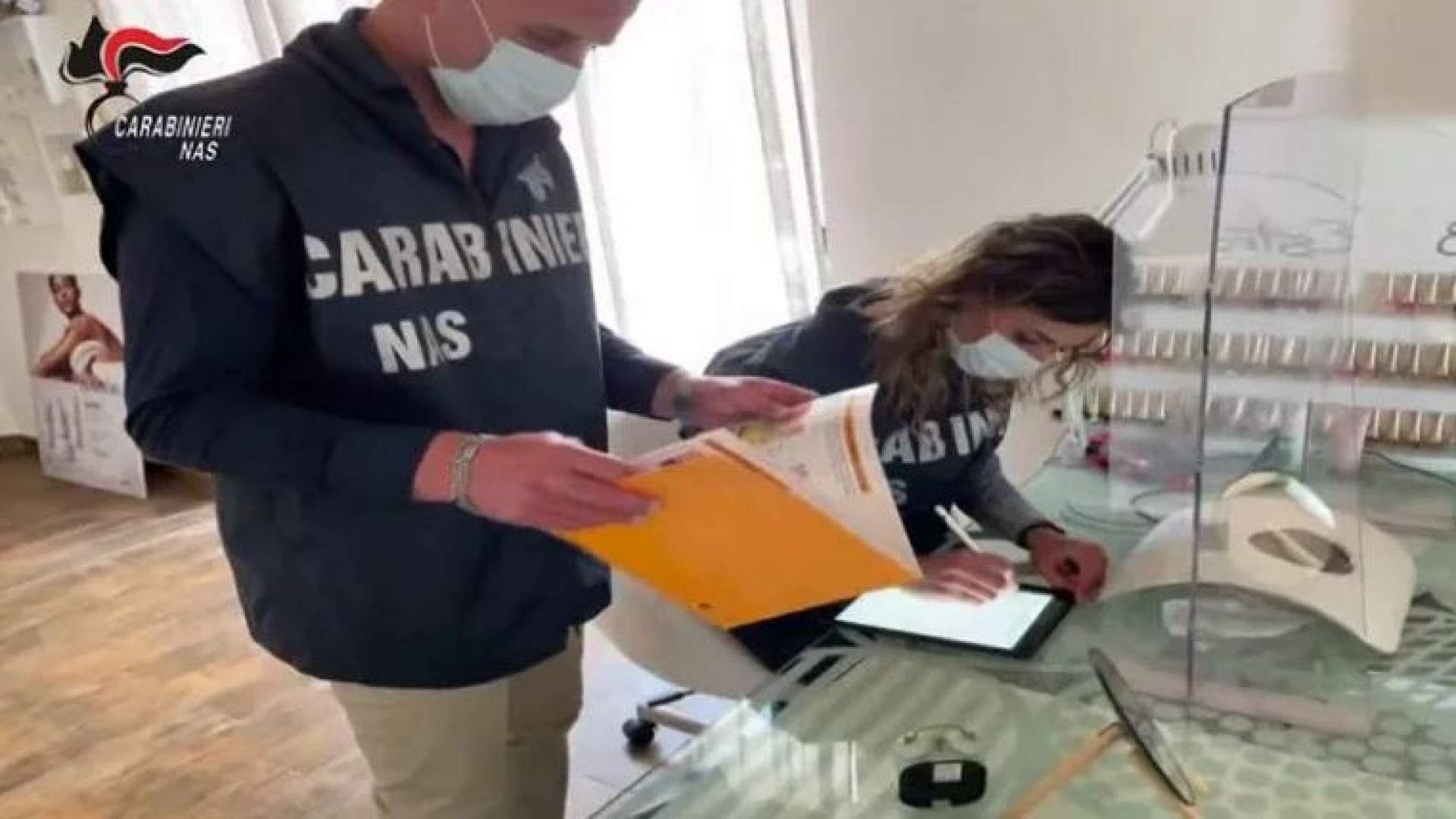 Irregolarità igienico-sanitarie in attività di acconciatura: sequestro cosmetici e attrezzi
